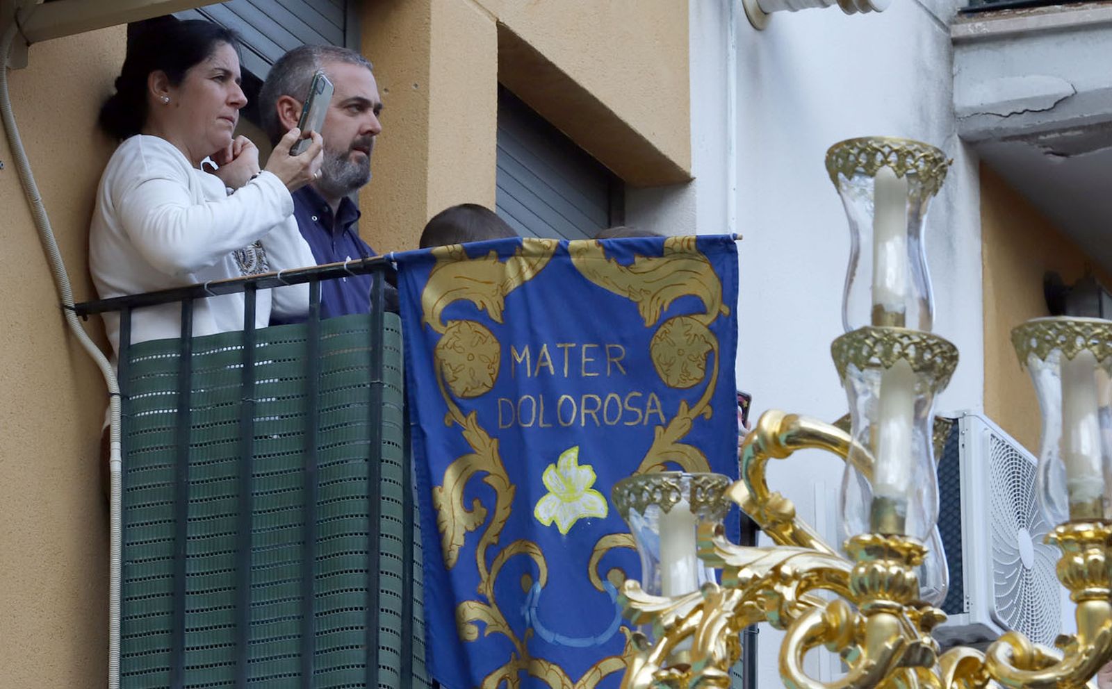 La Hermandad de la Sagrada Lanzada hace su estación de penitencia por las calles de Huelva