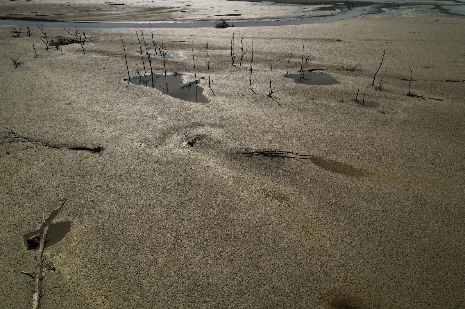 Desolador paisaje en el pantano de Yesa (Navarra).