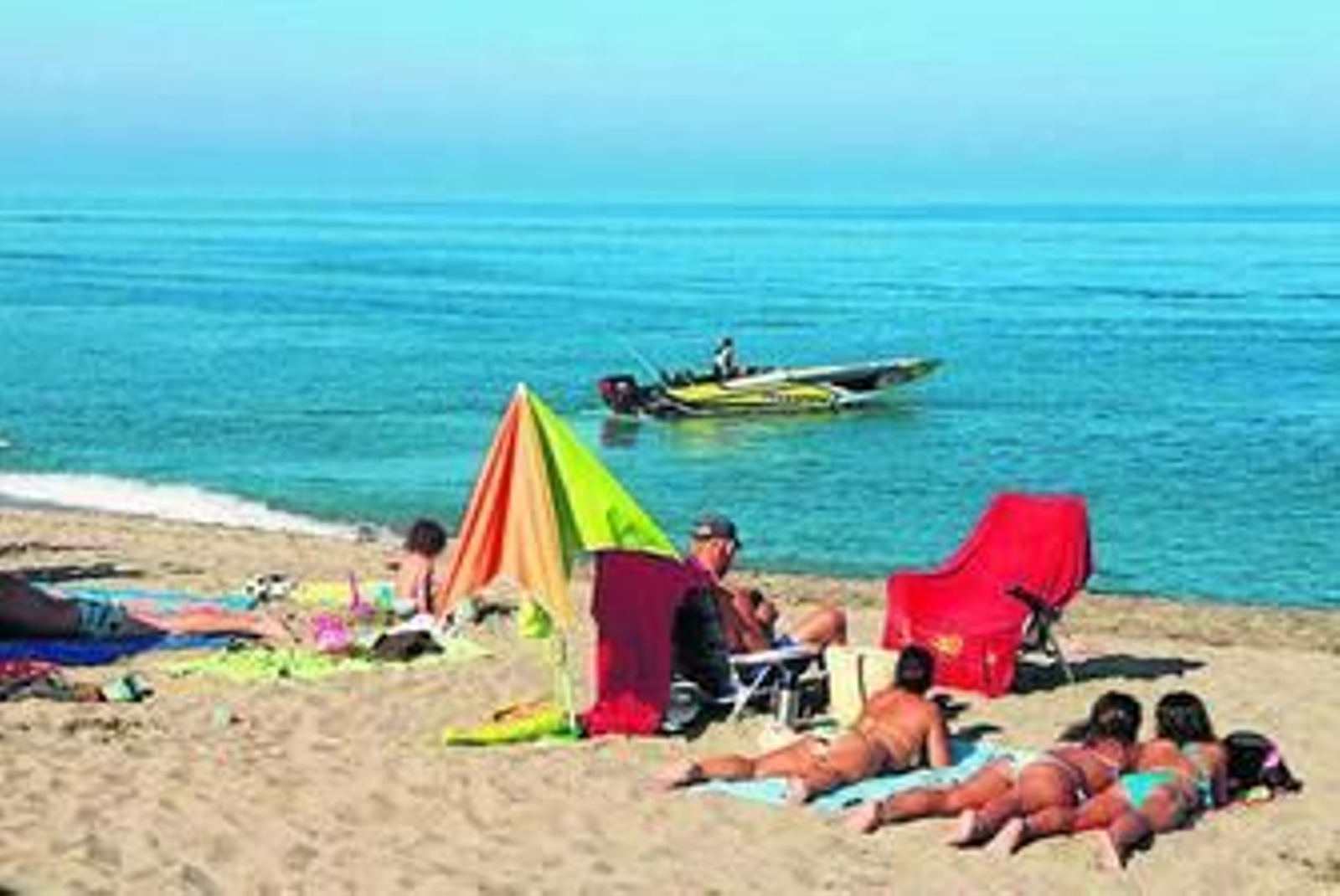 Una embarcación, cerca de la orilla.