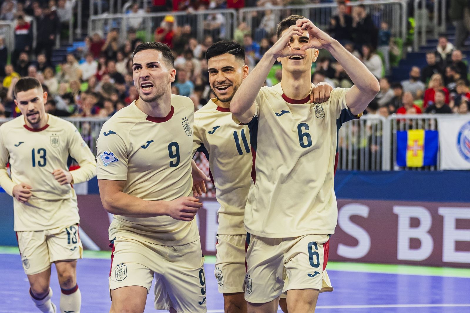 Pablo Ramírez, a la izquierda (dorsal 9)