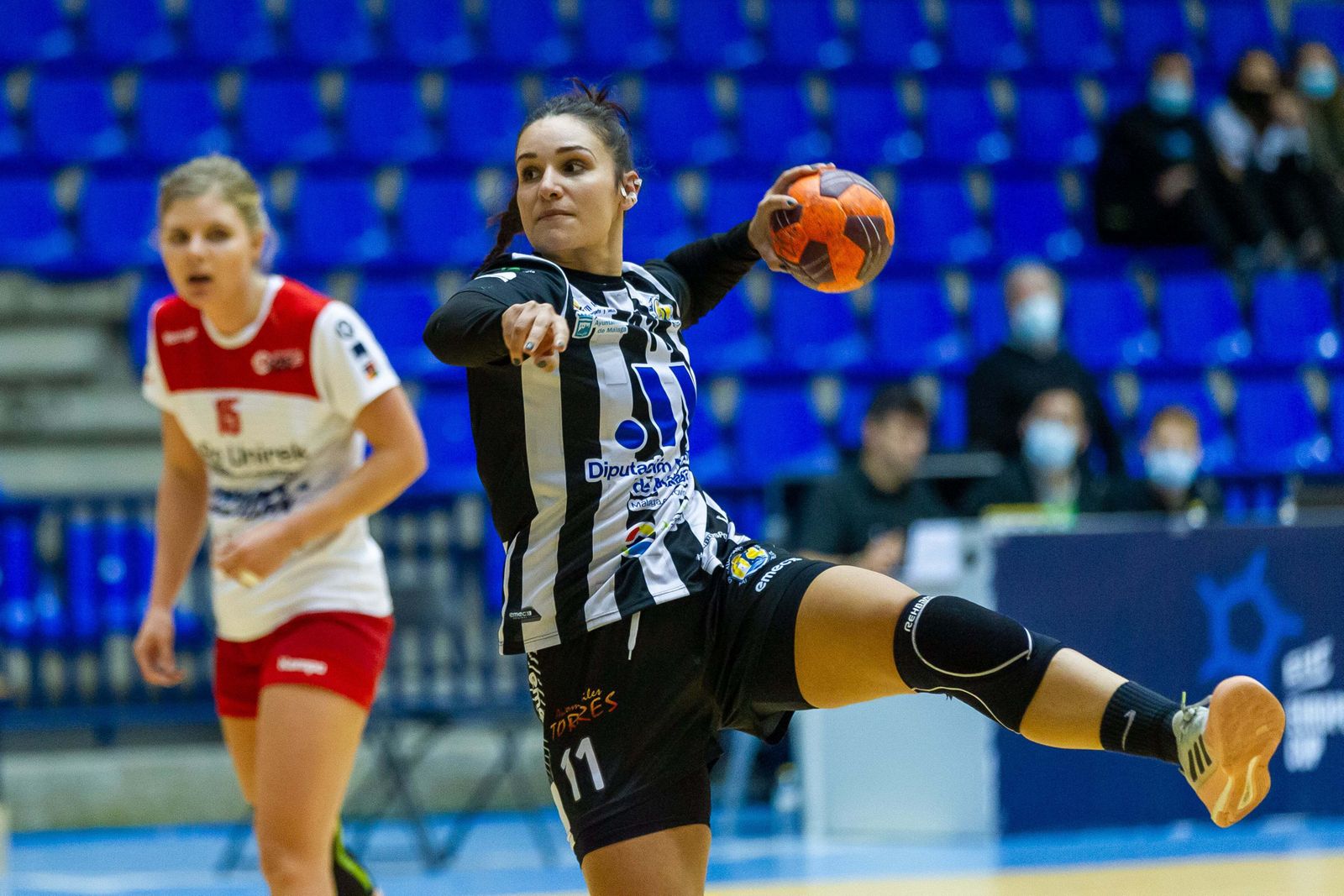 Sara Bravo lanza a portería.