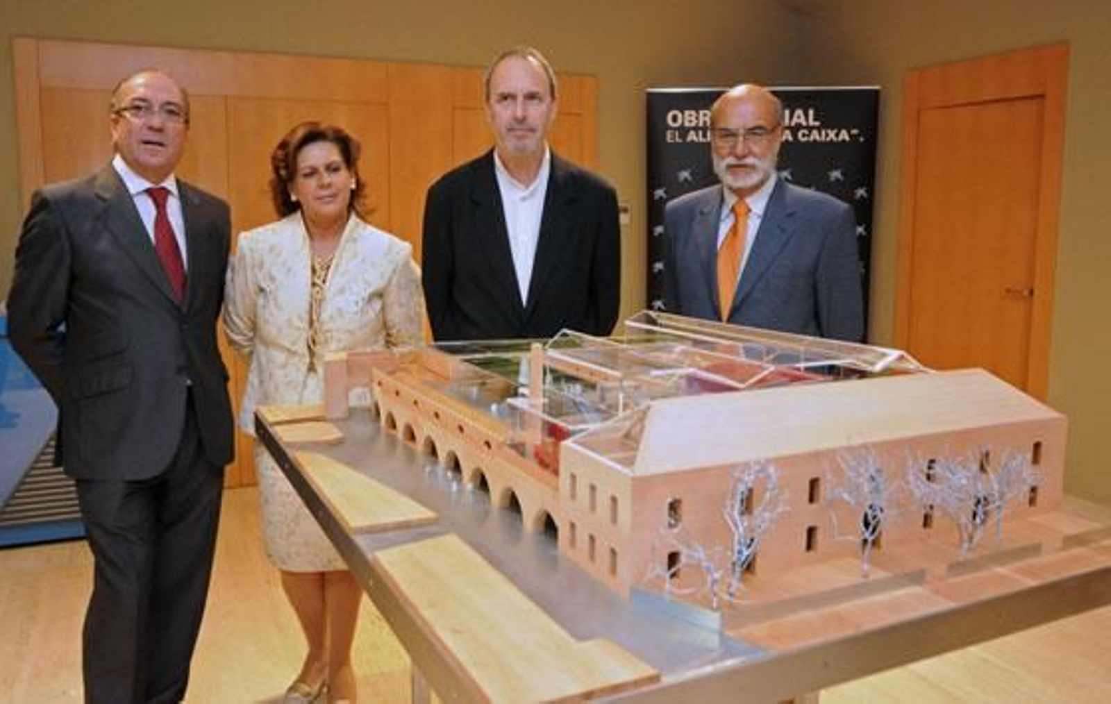 De izquierda a derecha, el director territorial de la Caixa, Juan Reguera, la consejera de Cultura de la Junta, Rosa Torres, el arquitecto sevillano Guillermo Vázquez Consuegra, y el delegado provincial de la Consejería de Cultura, Bernardo Bueno, durante la presentación del proyecto. / Juan Carlos Vázquez