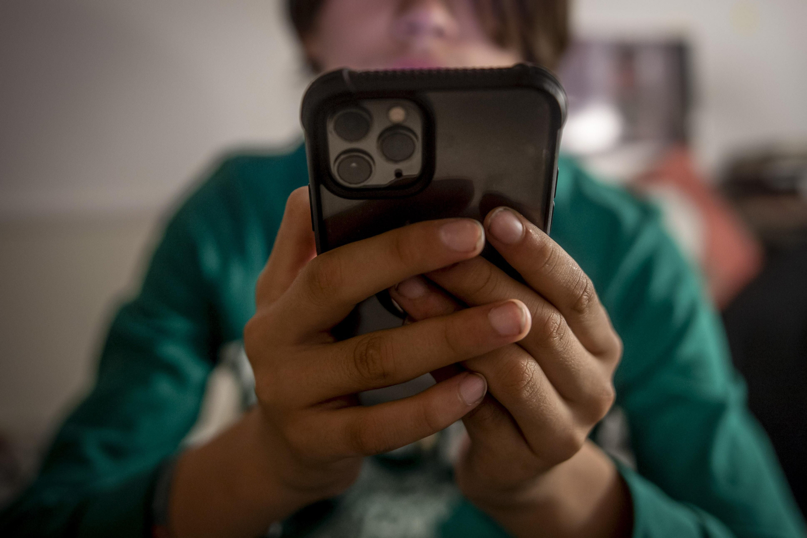 Un joven realiza una petición telefónica.