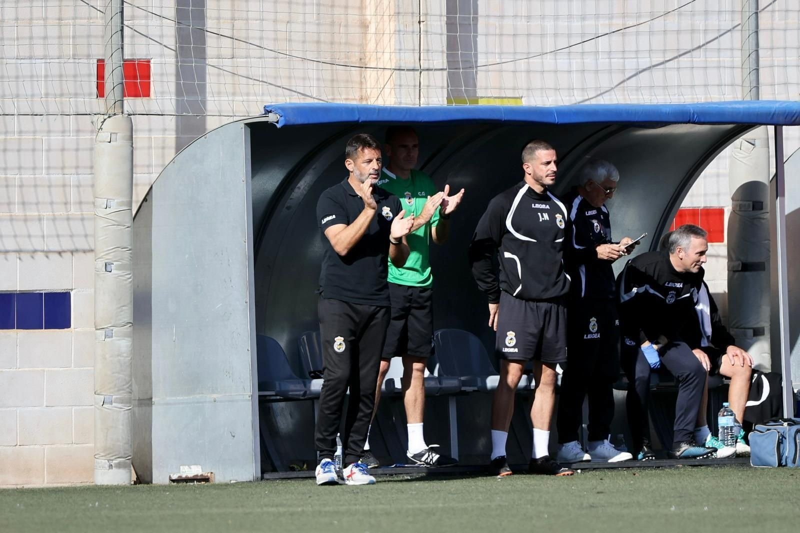 Mere aplaude a sus jugadores durante El Palo-Balona