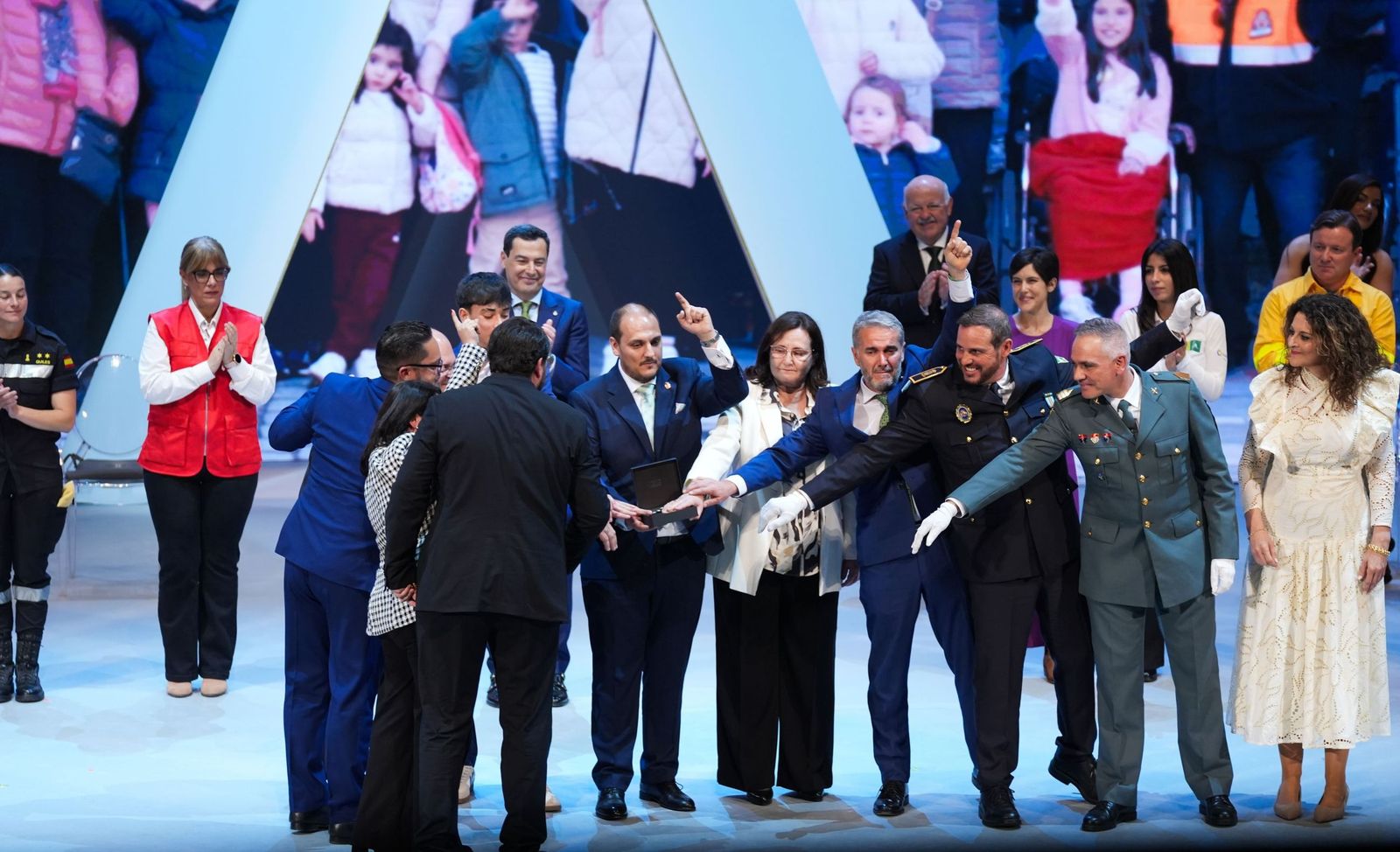 Un momento de la entreda de la Medalla de Andalucía al pueblo de Adamuz.