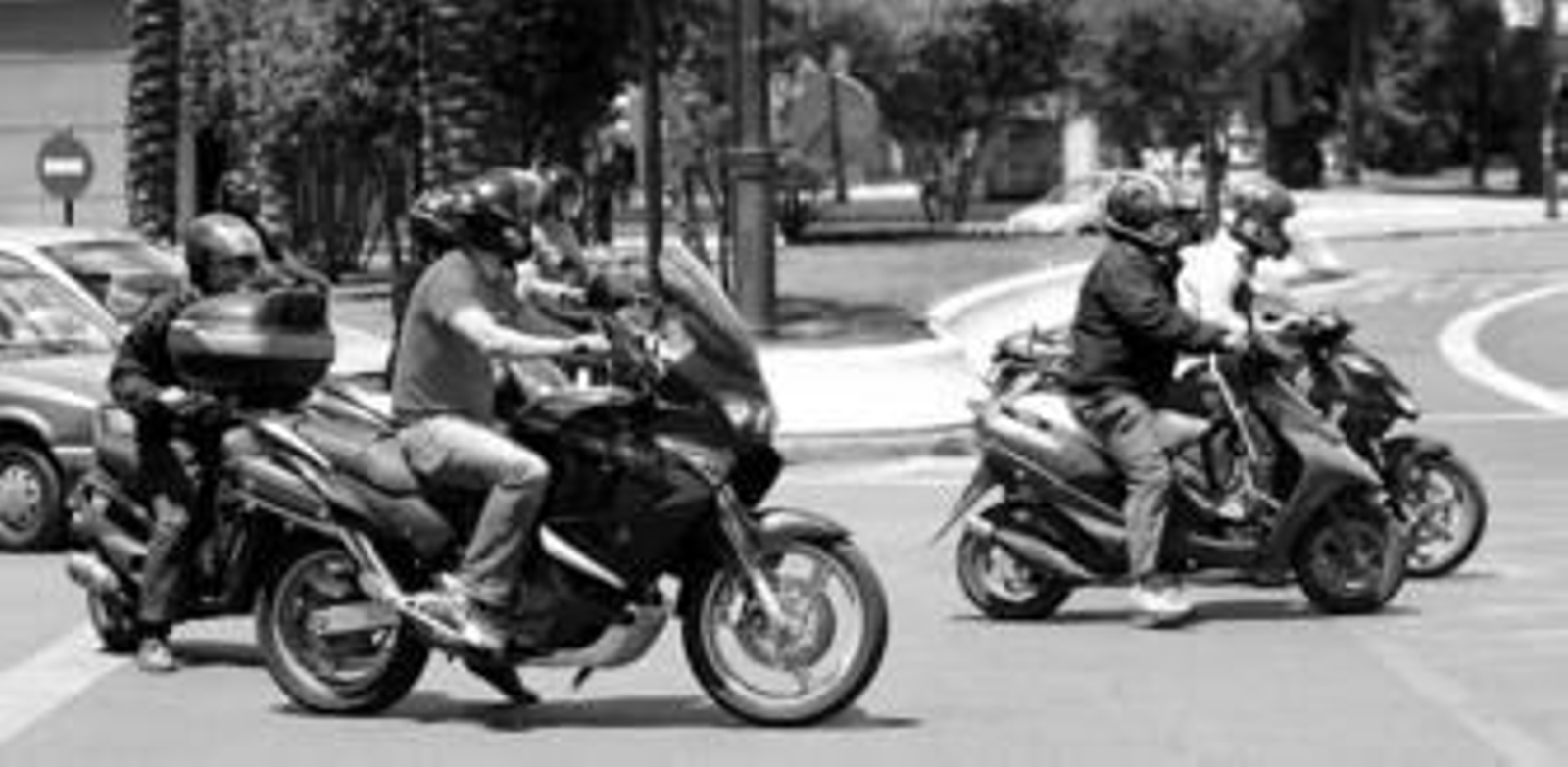 Un grupo de motoristas, ayer, en el centro de la ciudad.