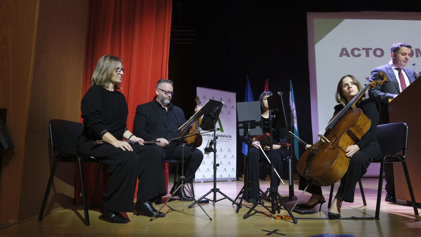 Los maestros docentes jubilados reciben su homenaje en la paraninfo de la UAL