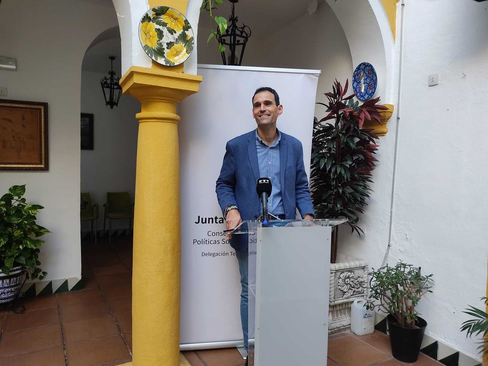El delegado territorial de Igualdad, Políticas Sociales y Conciliación de la Junta en Córdoba, Antonio López, en una rueda de prensa en el Centro de Participación Activa de Córdoba.