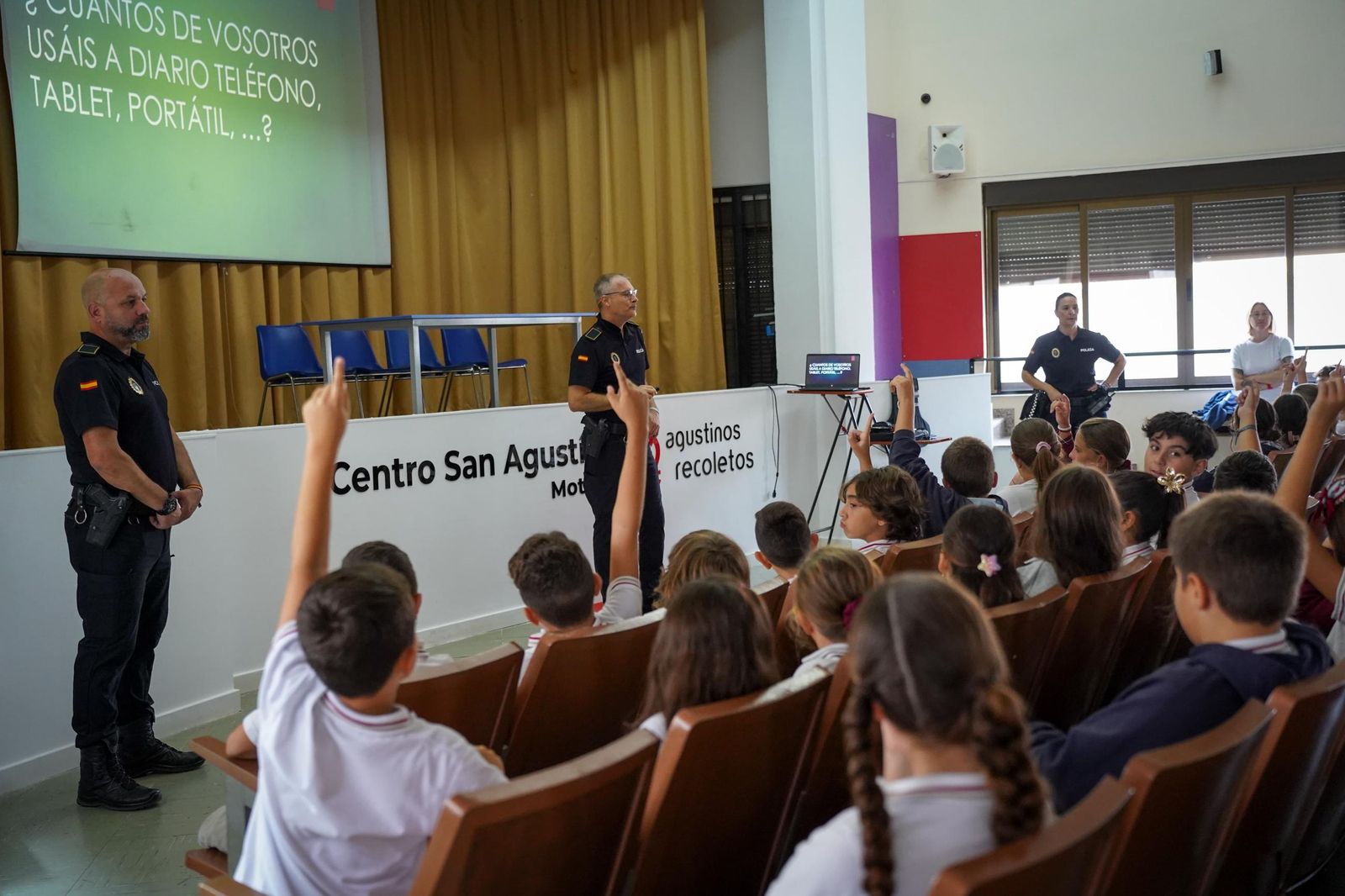 Varios agentes imparten una charla en el Colegio San Agustín