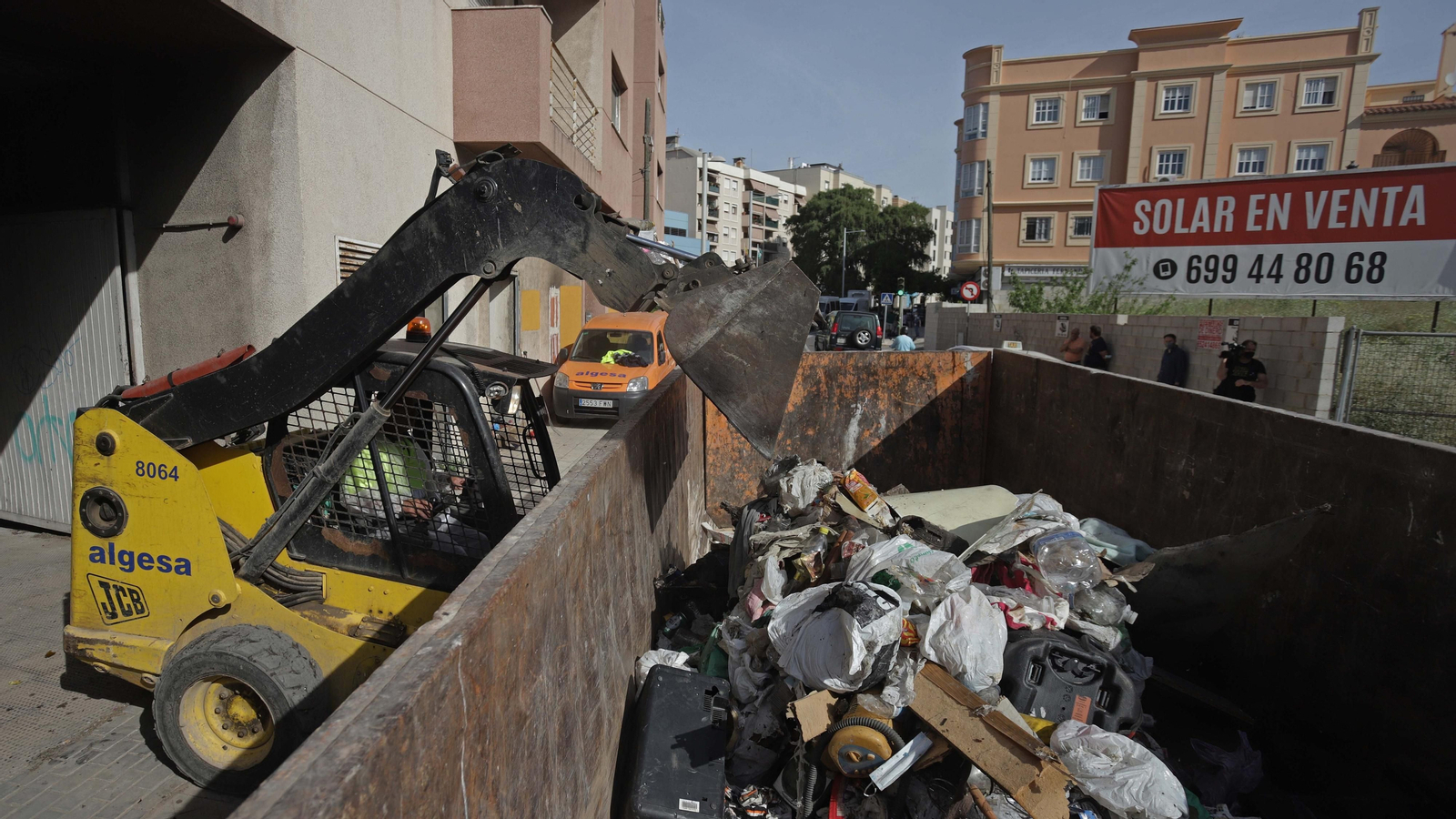 Fotos de las tareas de limpieza del edificio okupa en El Secano