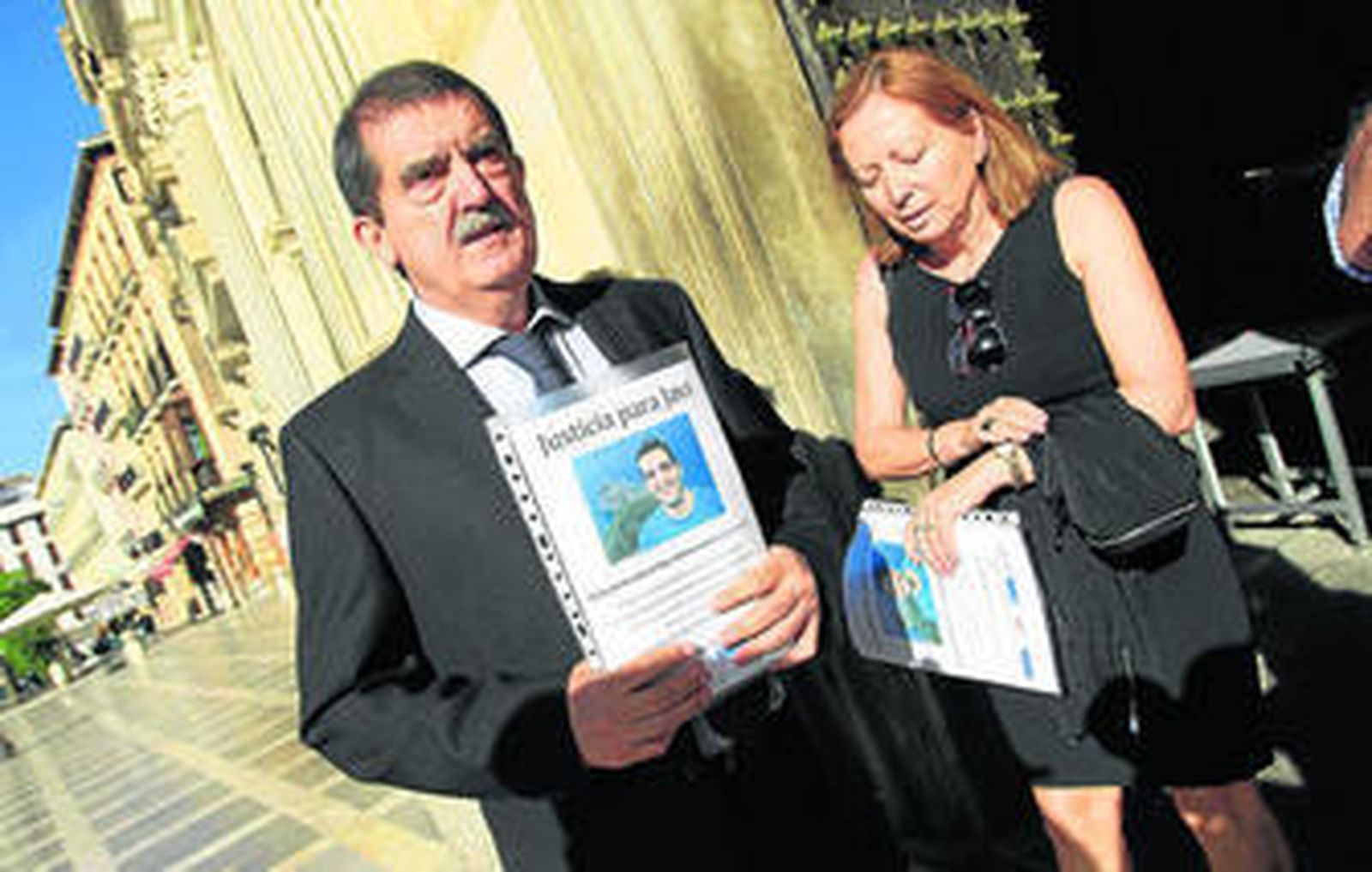 Los padres del joven, en otra visita al Tribunal Superior de Justicia de Andalucía.