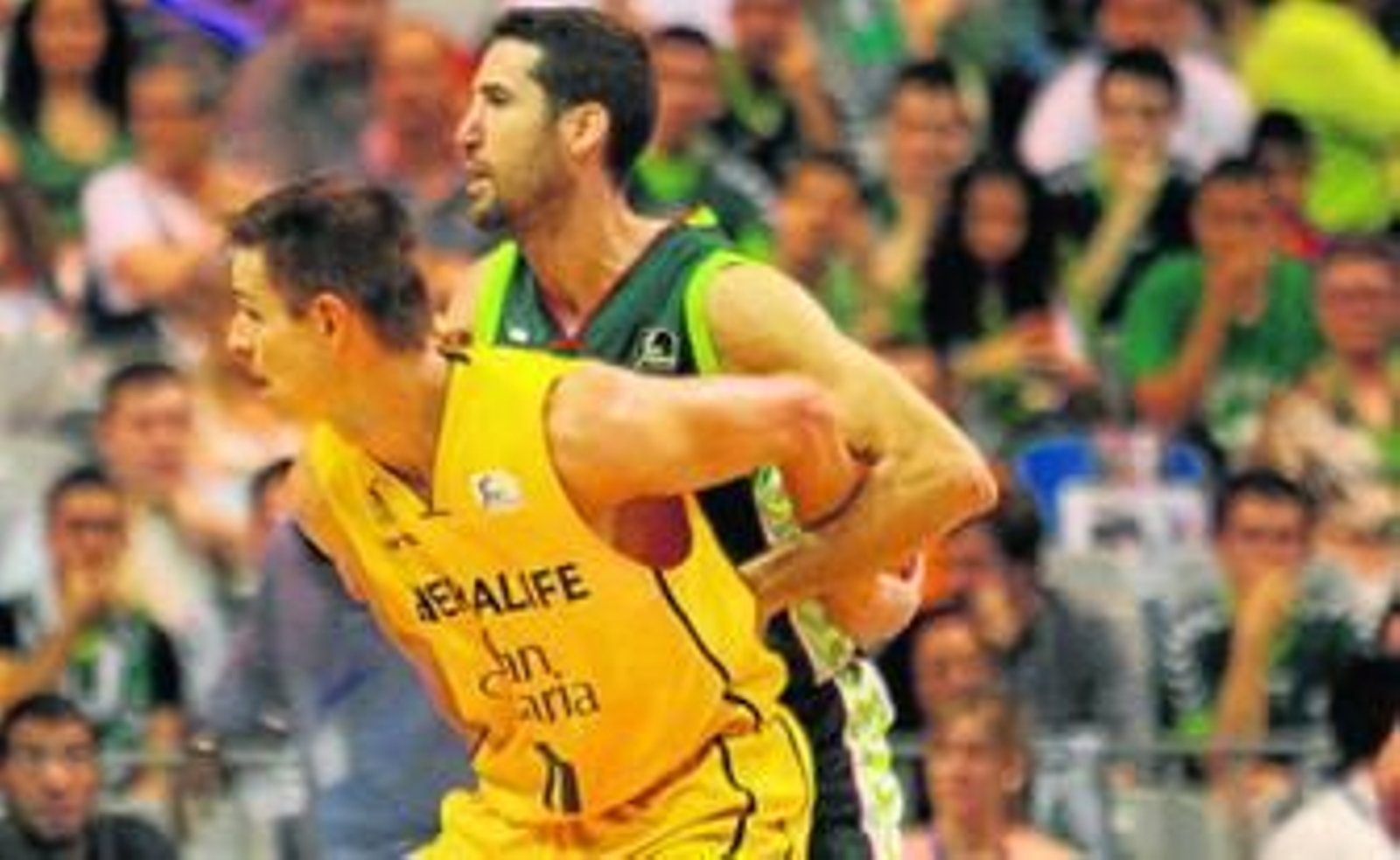 Sergi Vidal y Spencer Nelson disputan la posición en un partido de la pasada temporada.