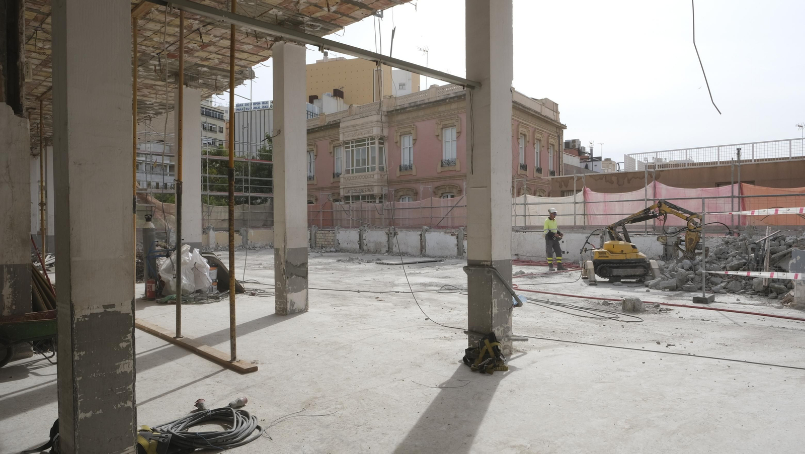 Las mejores imágenes del derribo de la oficina central de Correos en Almería