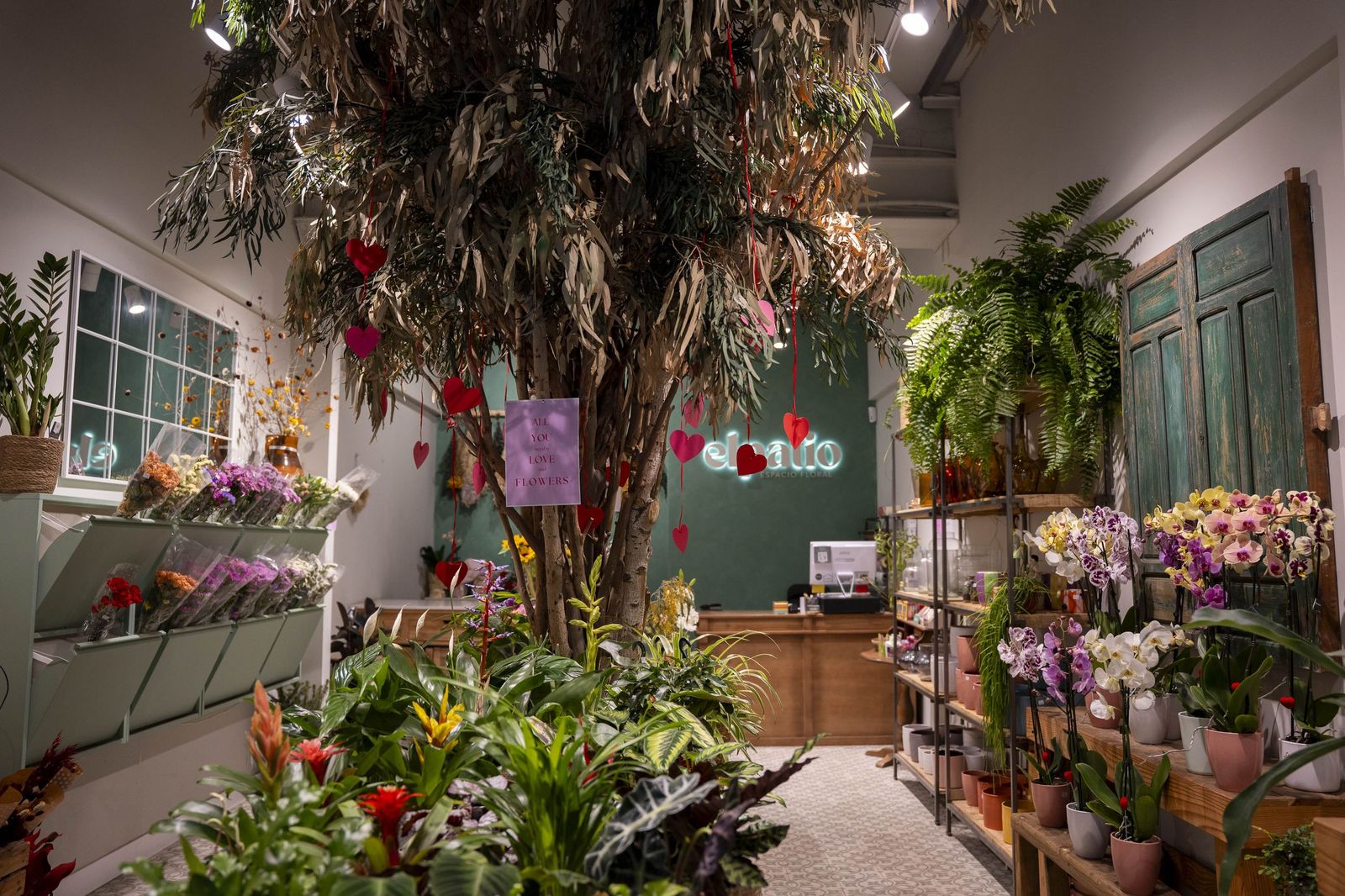 Tres comercios del centro de Almería lanzan un sorteo especial por San Valentín