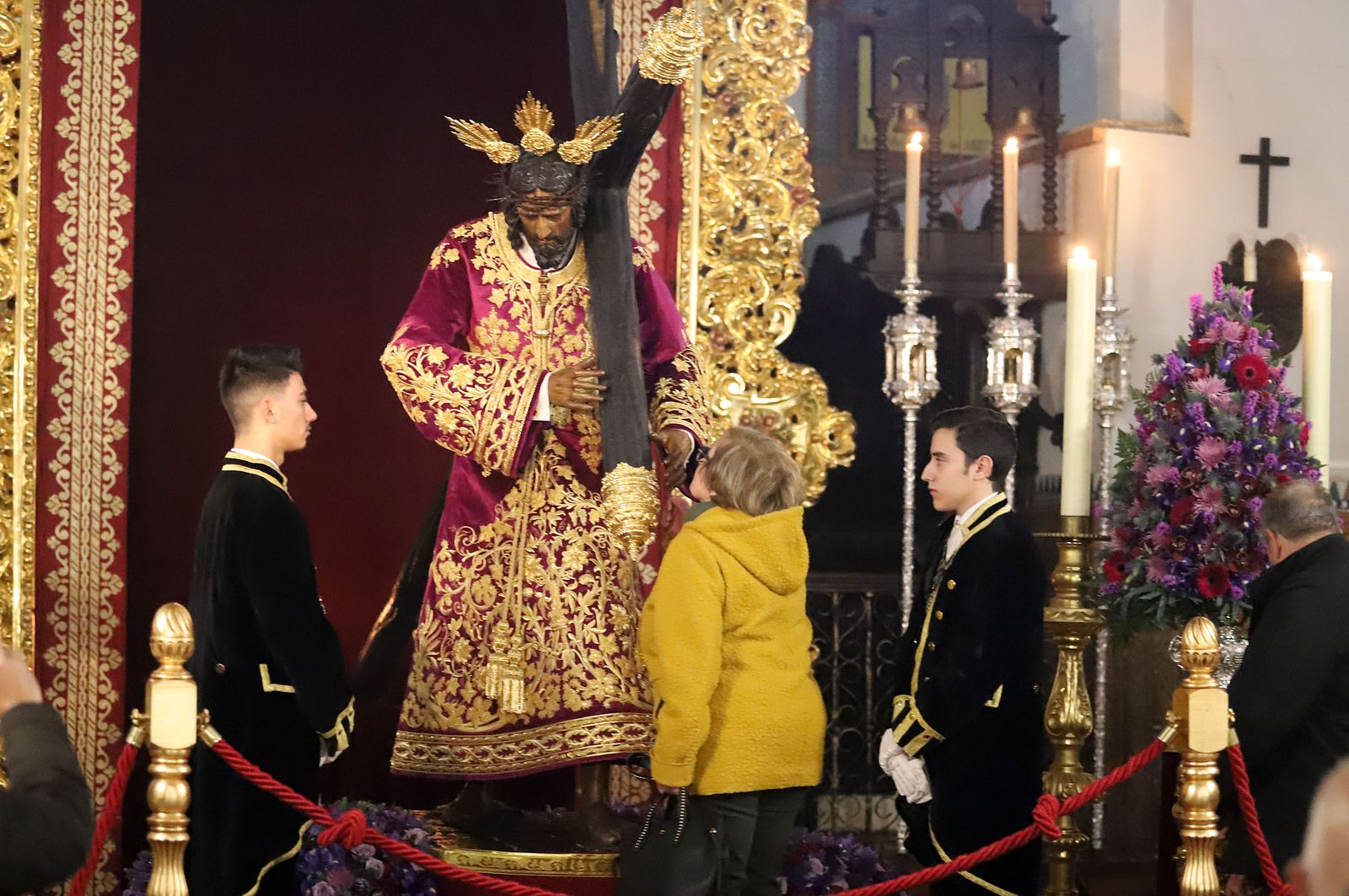 Imágenes de la bendición la la nueva túnica del Señor de Pasión y posterior besamanos