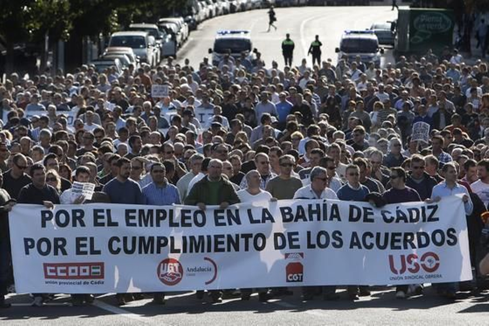 De nuevo los ex trabajadores de Delphi se han manifestado por las calles de la capital para reclamar "una vez más" que la Junta de Andalucía resuelva su problema "tras tres años" desde que se cerró la factoría de Puerto Real. Foto: Jose Braza De nuevo los ex trabajadores de Delphi se han manifestado por las calles de la capital para reclamar "una vez más" que la Junta de Andalucía resuelva su problema "tras tres años" desde que se cerró la factoría de Puerto Real.
Foto: Jose Braza