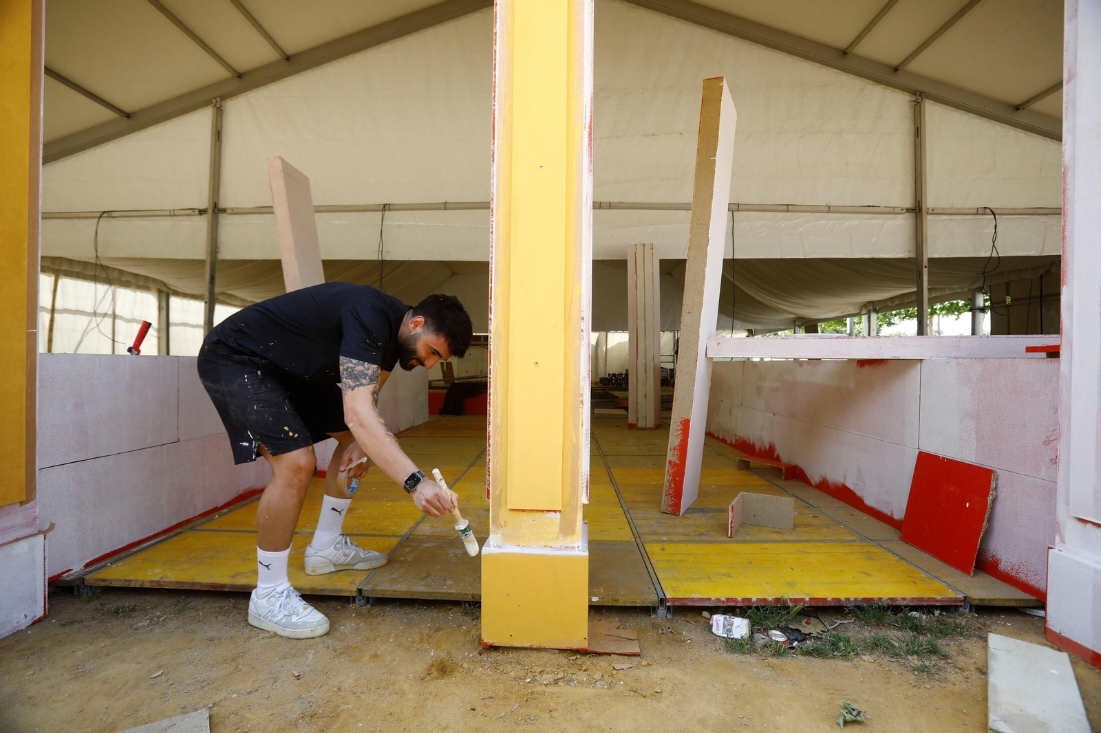 Los preparativos de las casetas de la Feria de Córdoba, en imágenes