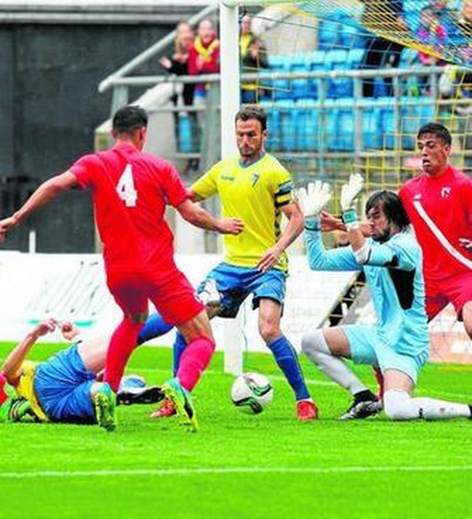 Servando, lesionado, lo tiene difícil para poder jugar el sábado el encuentro contra el Mirandés.