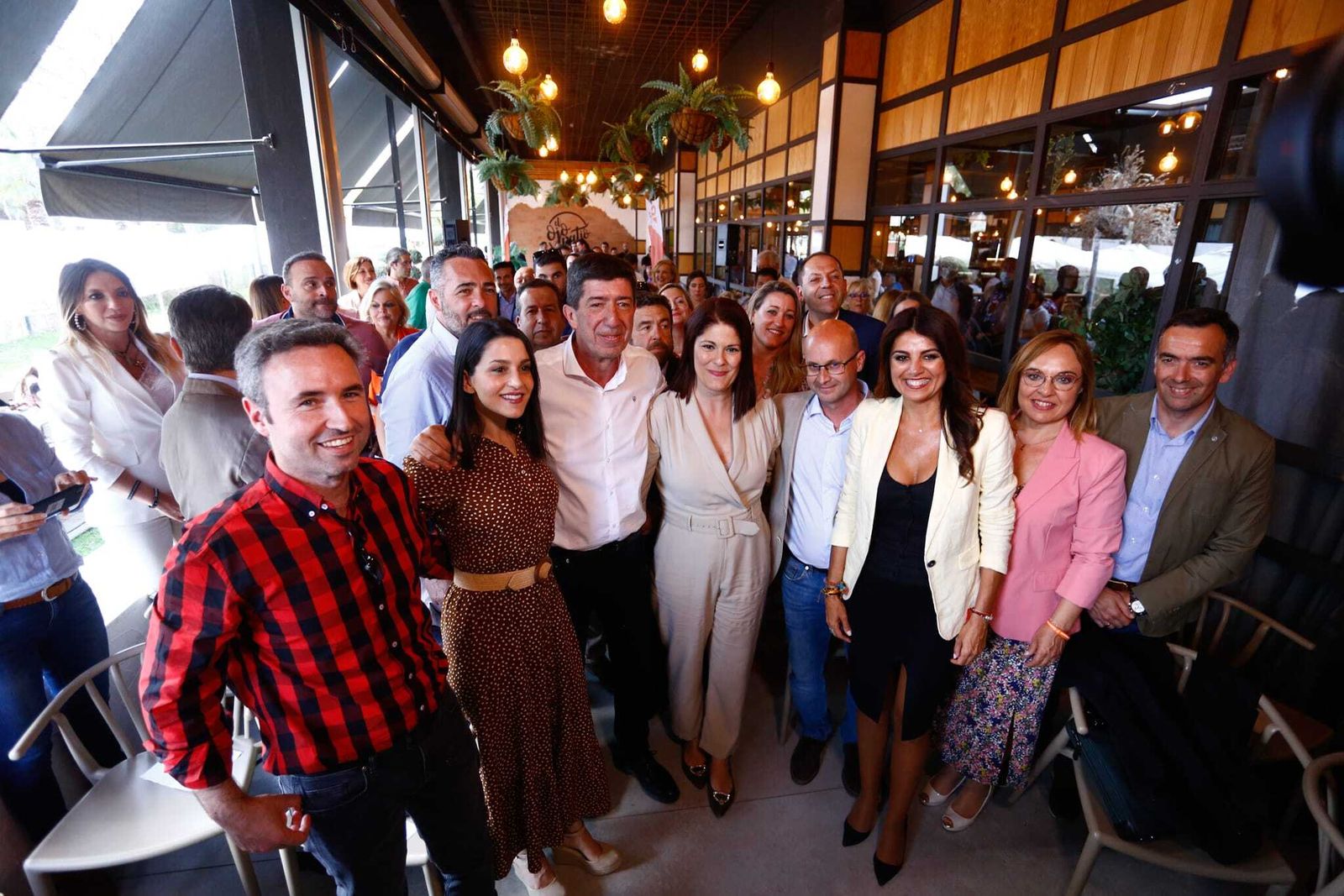 Inés Arrimadas, presidenta de Cs,  junto con Juan Marín, vicepresidente de la Junta de Andalucía, Noelia Losada, concejala de Cultura y Deporte del Ayuntamiento, y Nuria Rodríguez, delegada territorial de Turismo en Málaga, en el acto que han celebrado con los afiliados del partido.