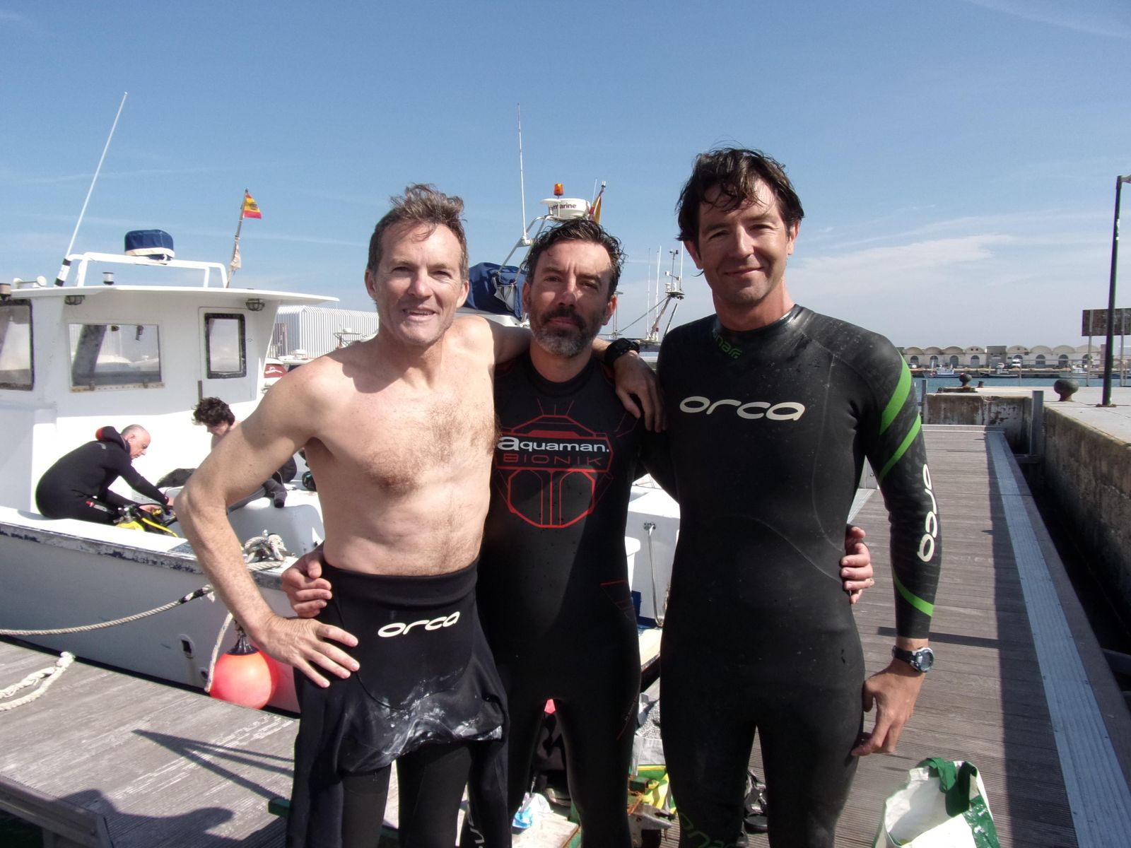 Los tres nadadores valencianos, en Tarifa.