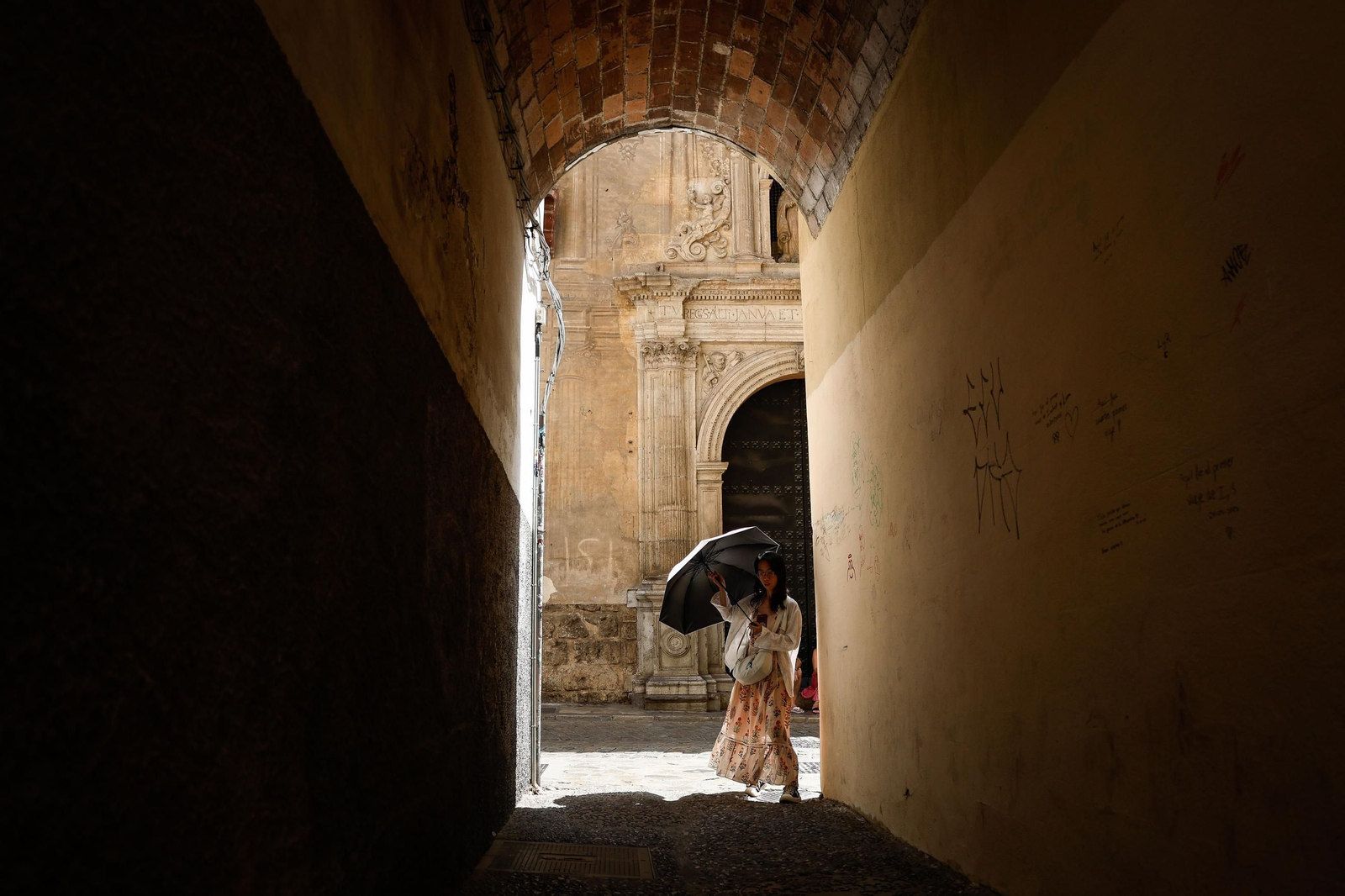 Paraguas, abanicos y agua: las mejores imágenes de la primera ola de calor de agosto en Granada