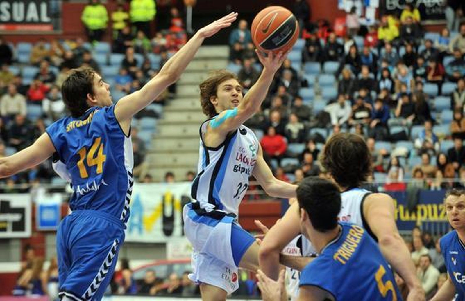 Satoransky intenta rescatar el balón que contrla Rai López.  Foto: Rubén Plaza Etxabe