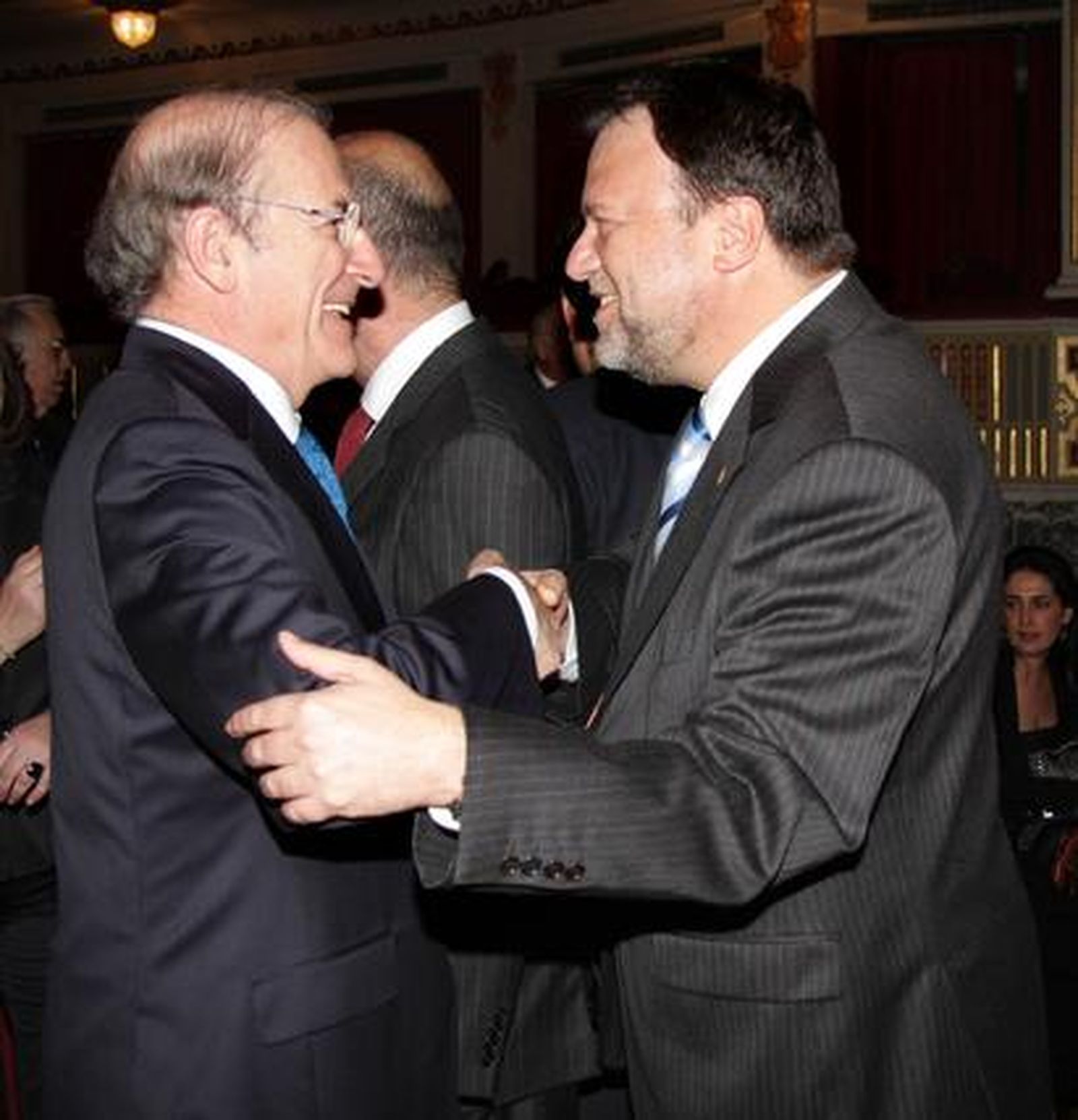 Pedro Rodríguez, alcalde de Huelva, saluda al alcalde de Sevilla, Alfredo Sánchez Monteseirín.