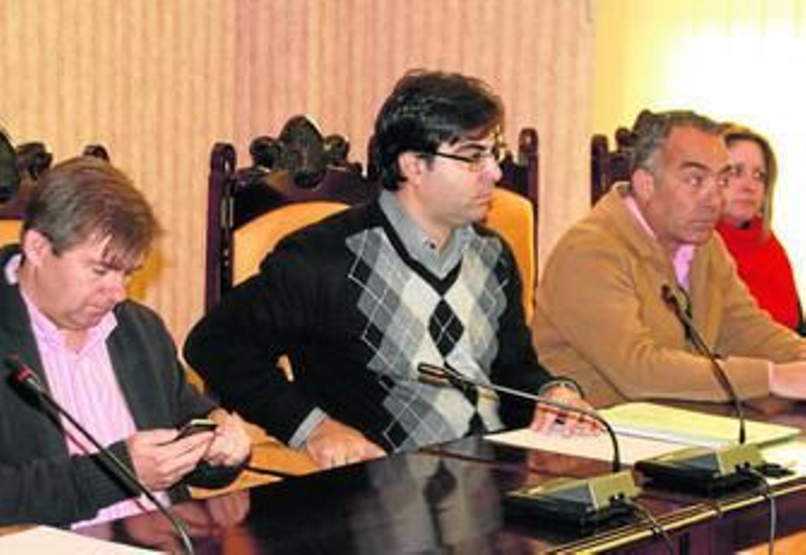 El concejal del PP de Salobreña Rubén Rodríguez (centro), durante un pleno.