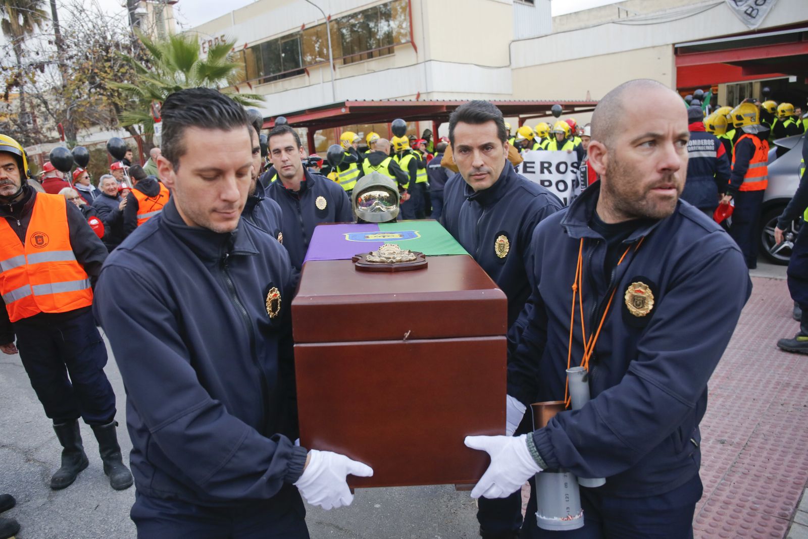 Las imágenes de la 'marcha fúnebre' de los bomberos en Málaga
