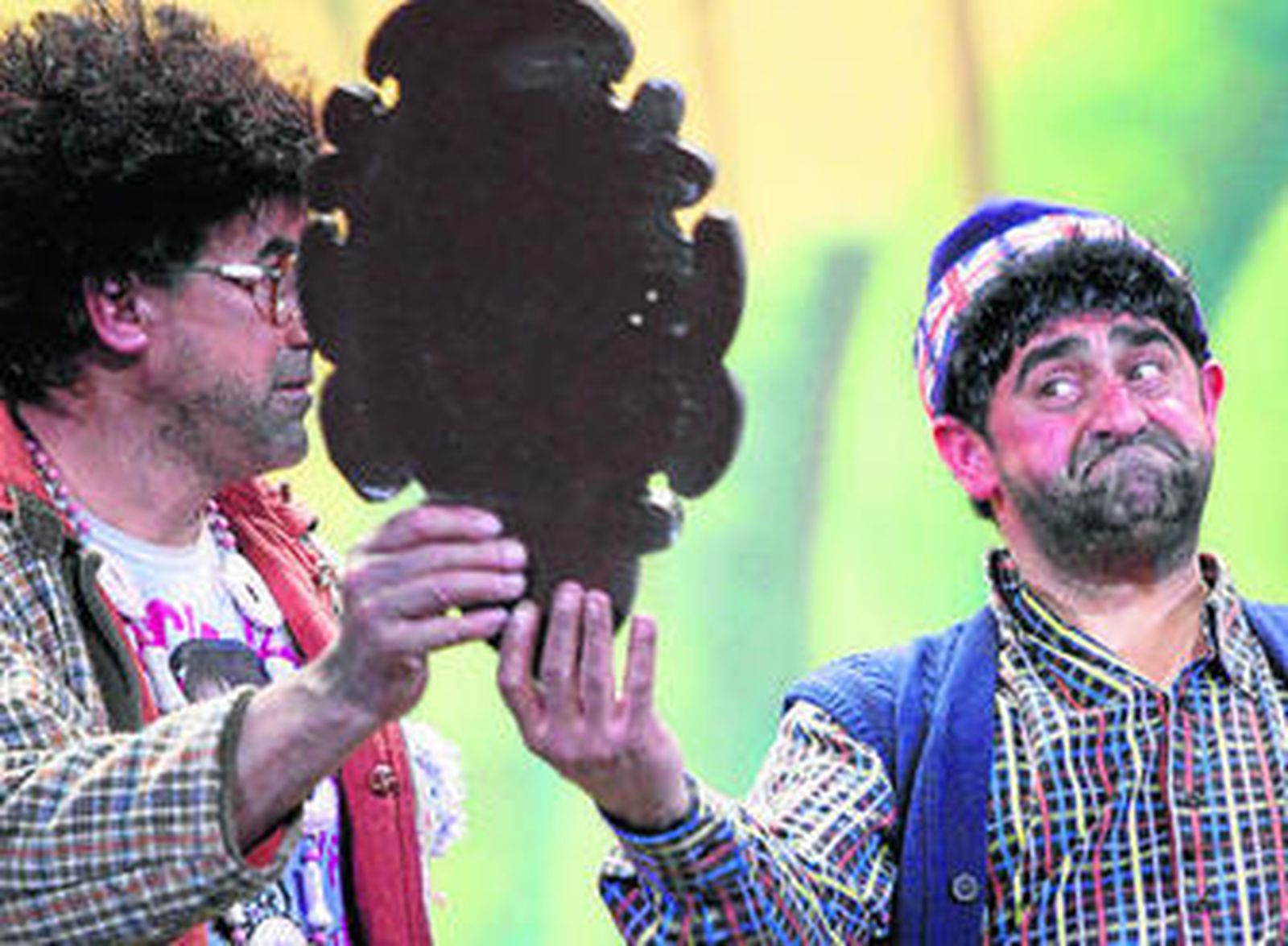 Pepe Rebolo se mira en un espejo, durante su actuación en el Falla.