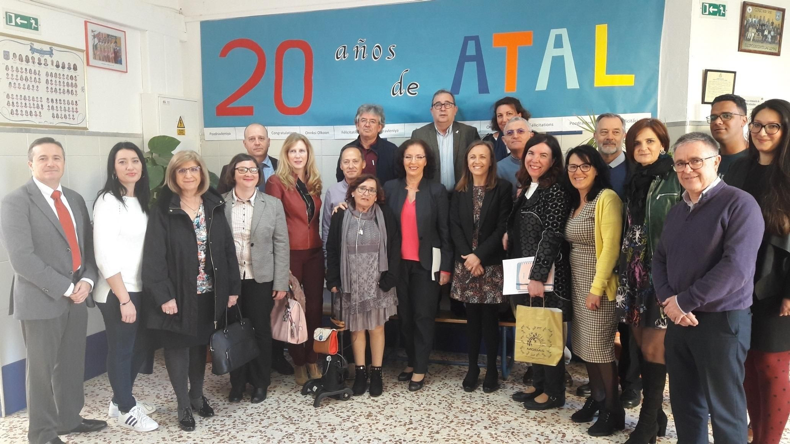 Represent antes institucionales, incluida la edil de Educación de Roquetas, con profesores de las aulas ATAL. Represent antes institucionales, incluida la edil de Educación de Roquetas, con profesores de las aulas ATAL.