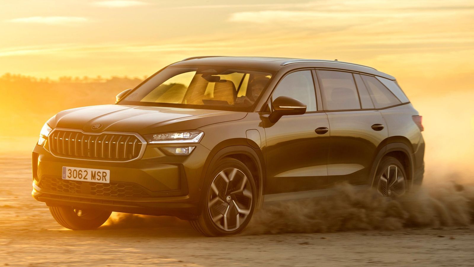 No resulta posible ligar el sistema de propulsión hibrido a la tracción total, transmisión ésta que se liga indisolublemente a los TSI y TDI más potentes.