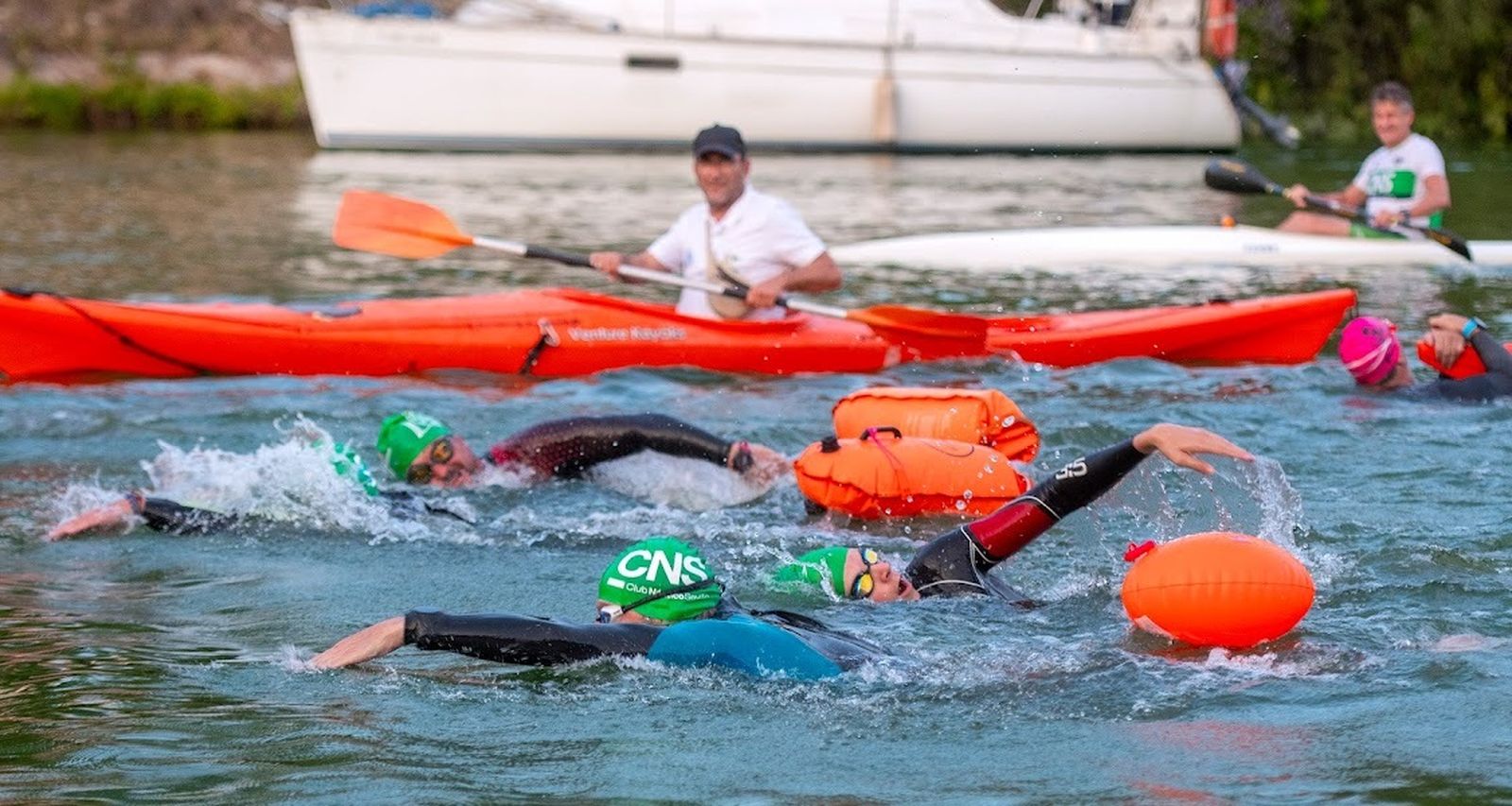 Triatlón a lo largo del Guadalquivir a beneficio de la Fundación Vicente Ferrer