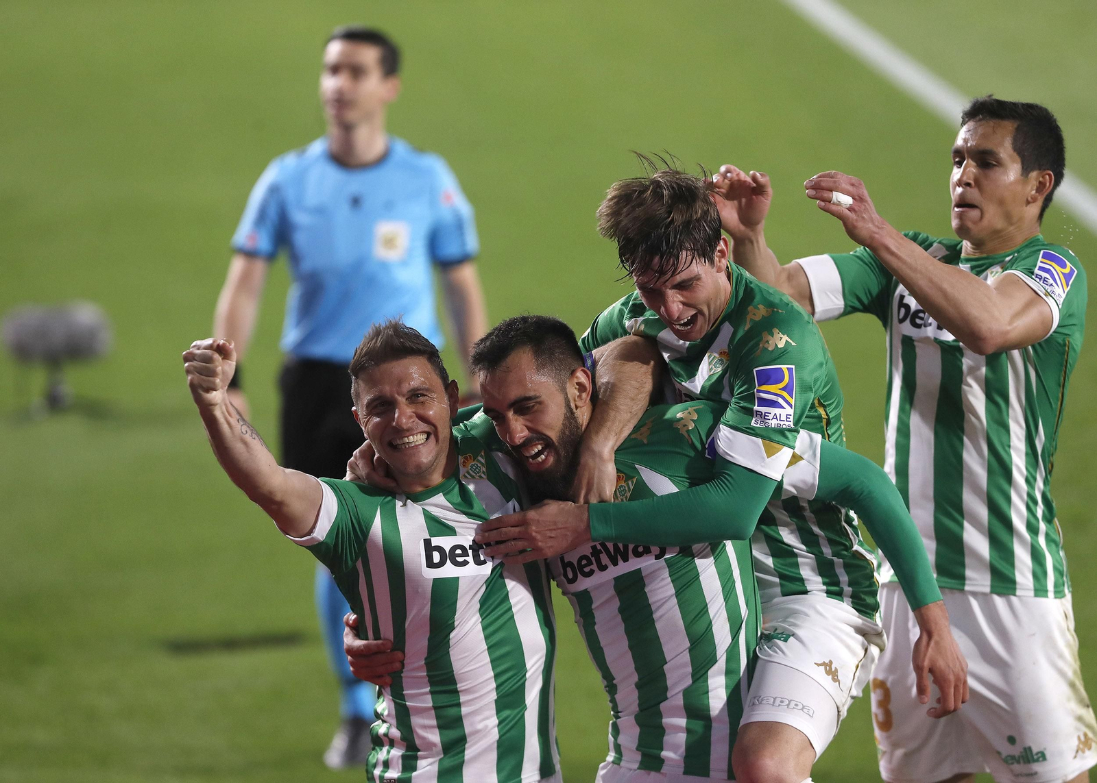 Los jugadores del Betis celebran uno de los goles.