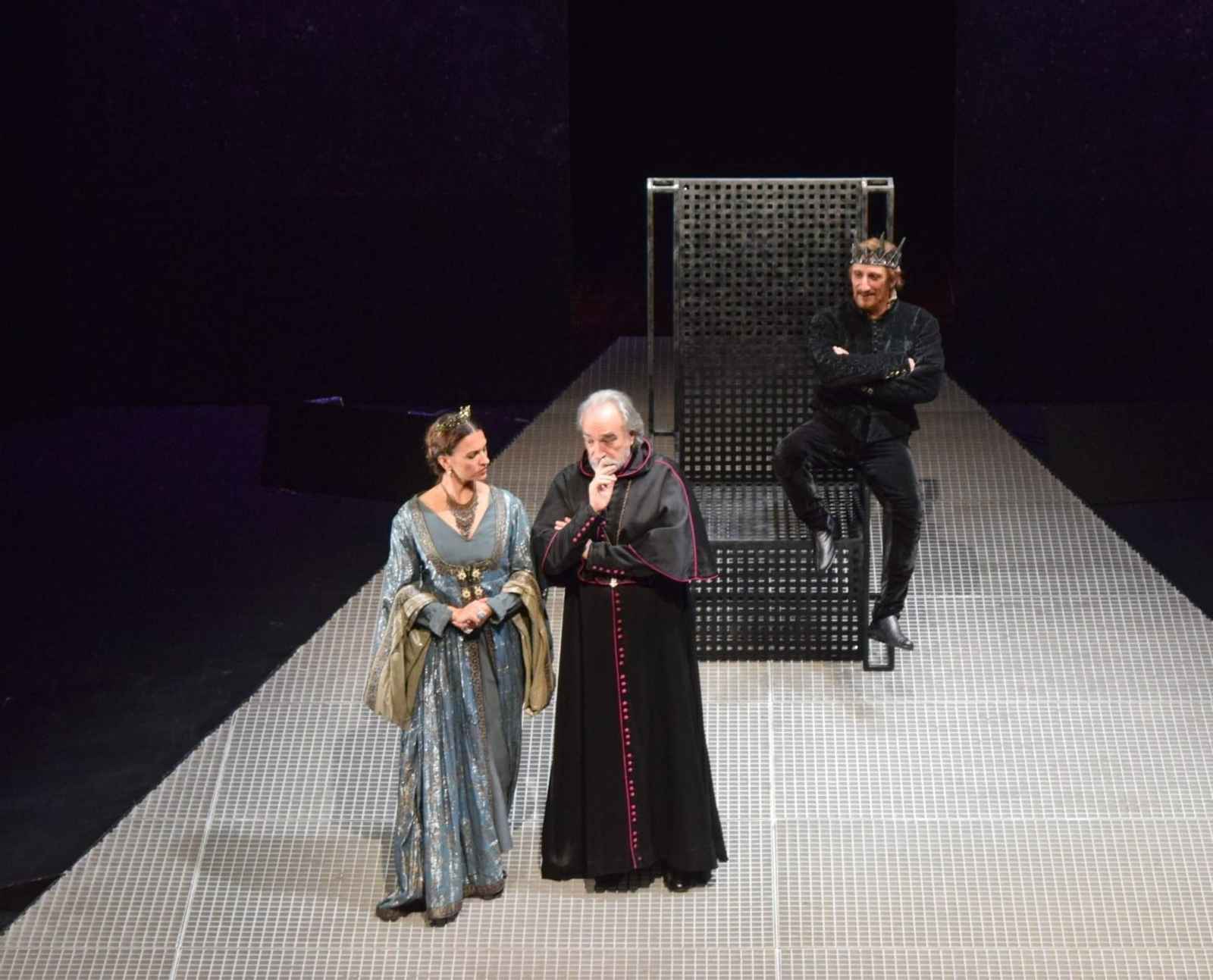 Tres de los protagonistas de la obra durante la representación.