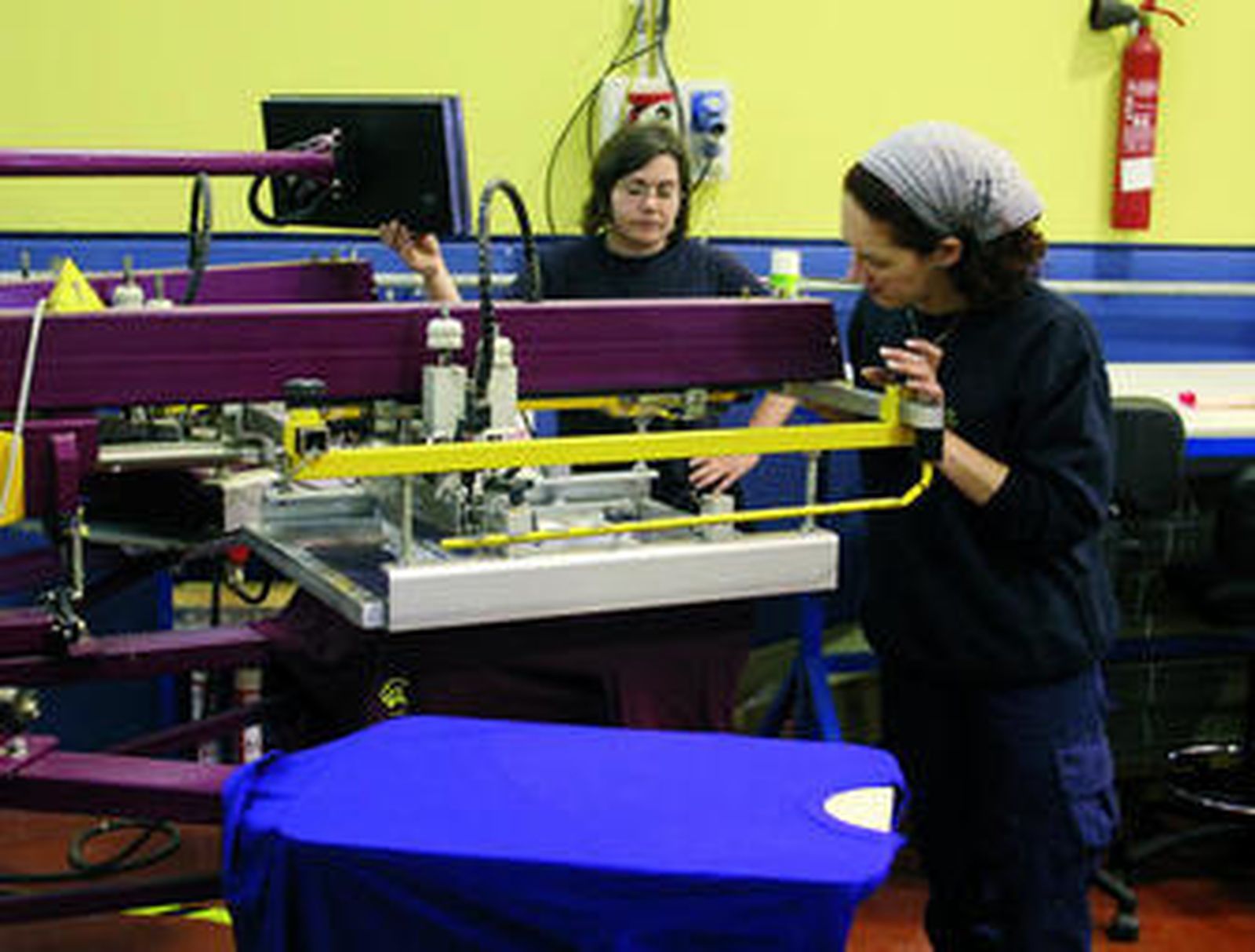 Dos de las trabajadoras de la empresa, en plena faena.