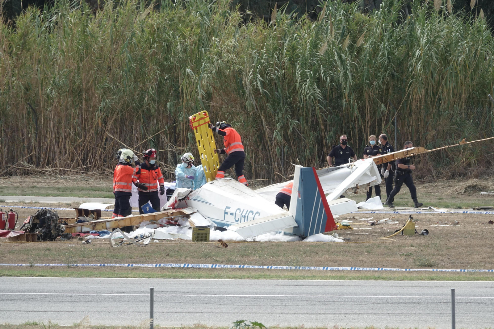 El accidente de una avioneta en Vélez-Málaga, en fotos
