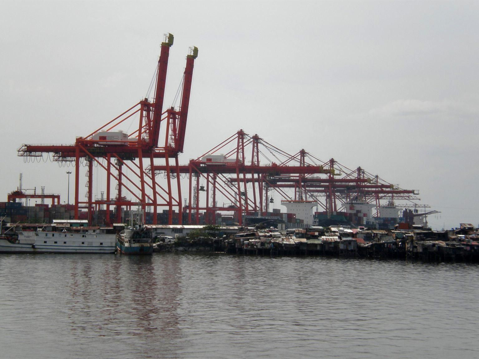Grúas portacontenedores, en el Puerto de Manila. Grúas portacontenedores, en el Puerto de Manila.