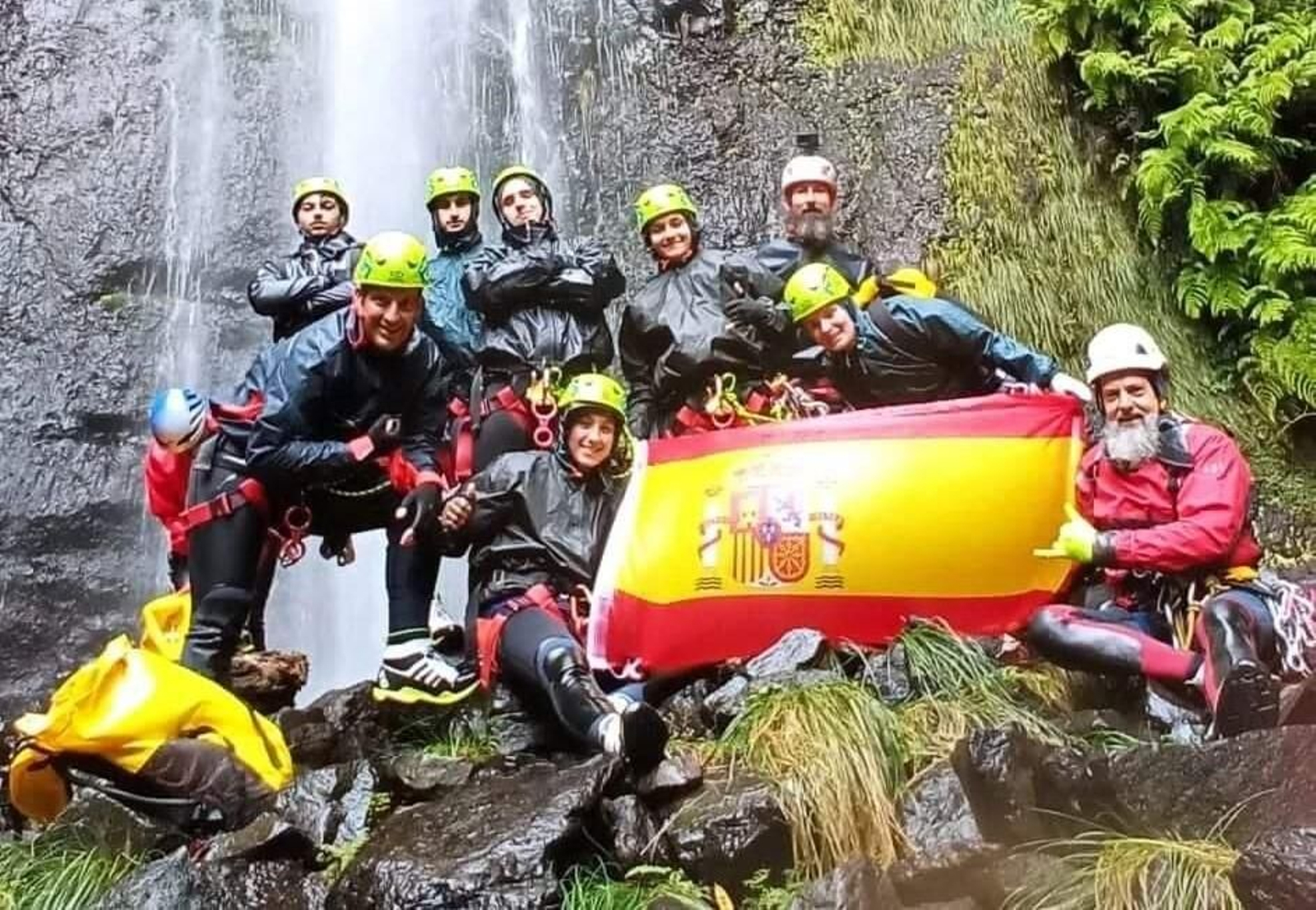 Luis Molero (izq.), haciendo barranquismo con sus alumnos en Madeira. Luis Molero (izq.), haciendo barranquismo con sus alumnos en Madeira.