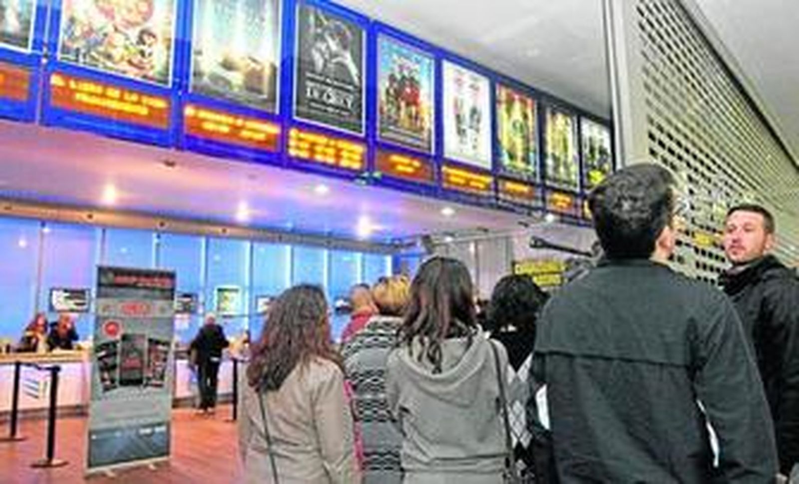 Acceso a las salas de cine Odeón en Los Barrios, en el Campo de Gibraltar.