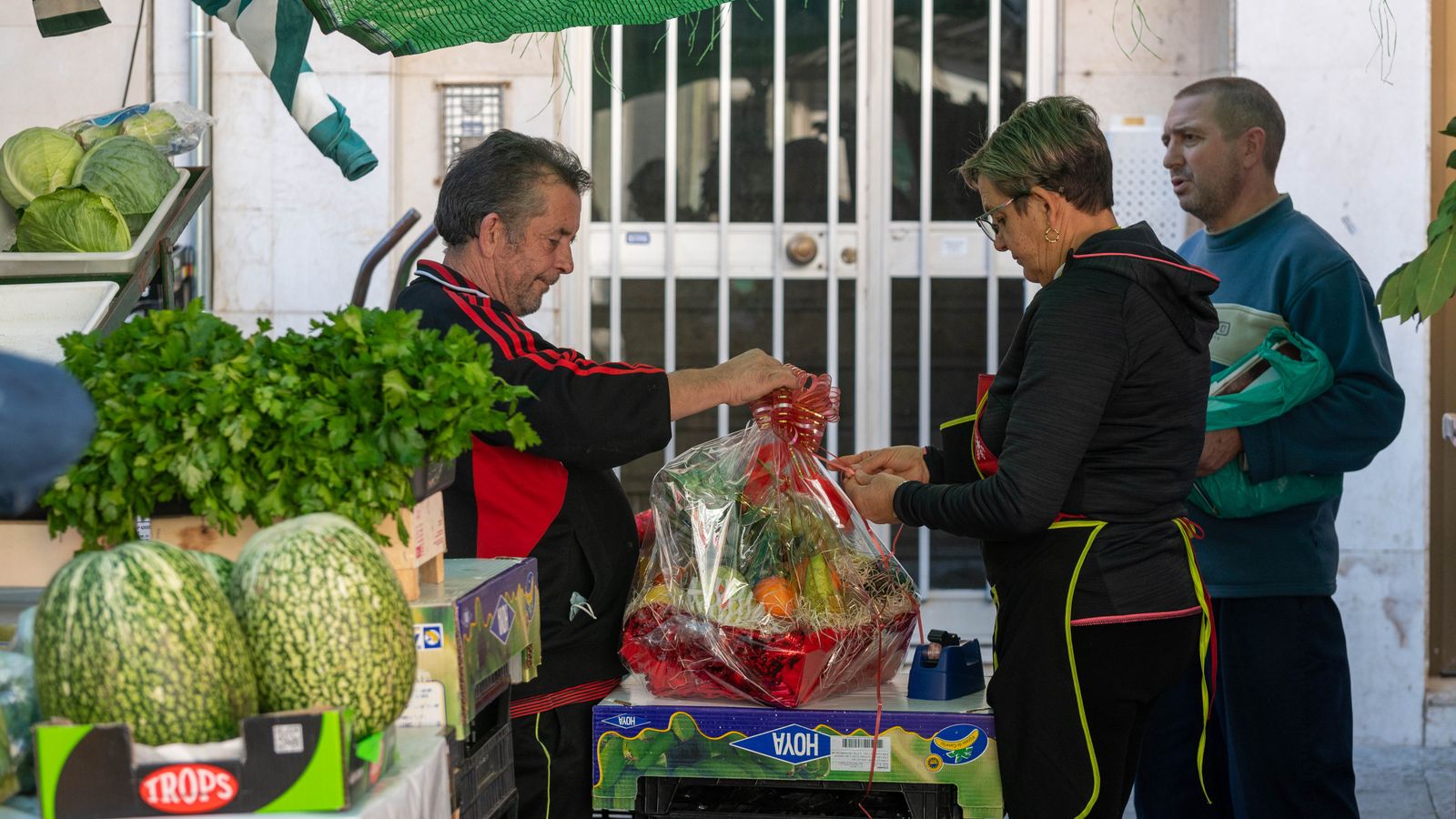 De compras para las cenas de Navidad en el mercado Ingeniero Torroja