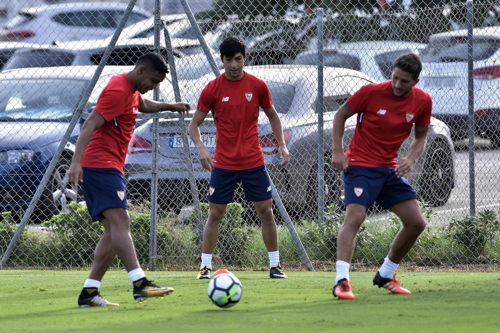Muriel, Borja Lasso y Carriço pelotean en la ciudad deportiva.