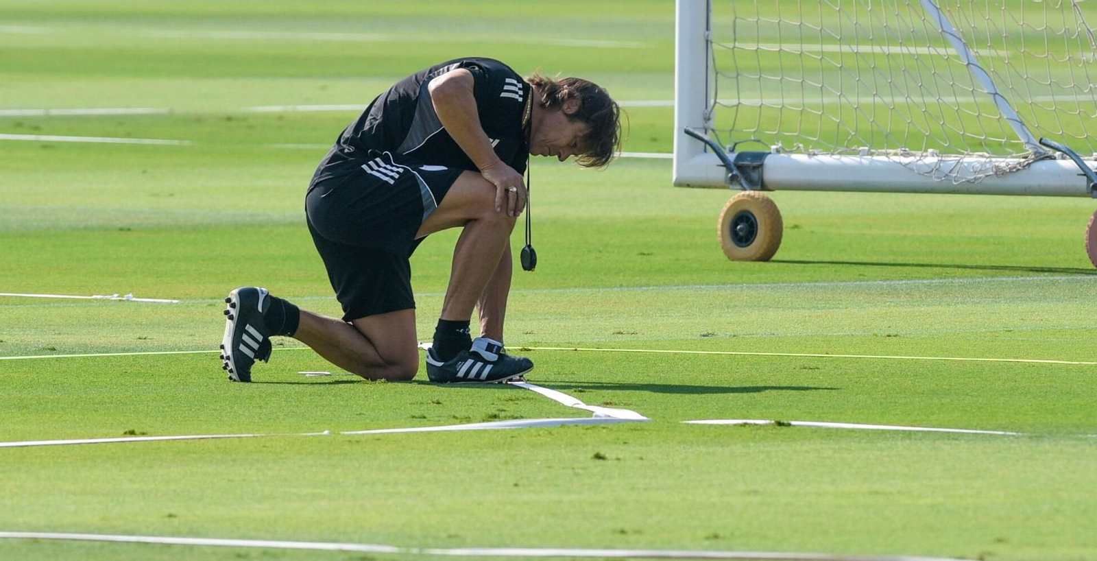 Matías Almeyda, agachado en un entrenamiento del Sevilla.