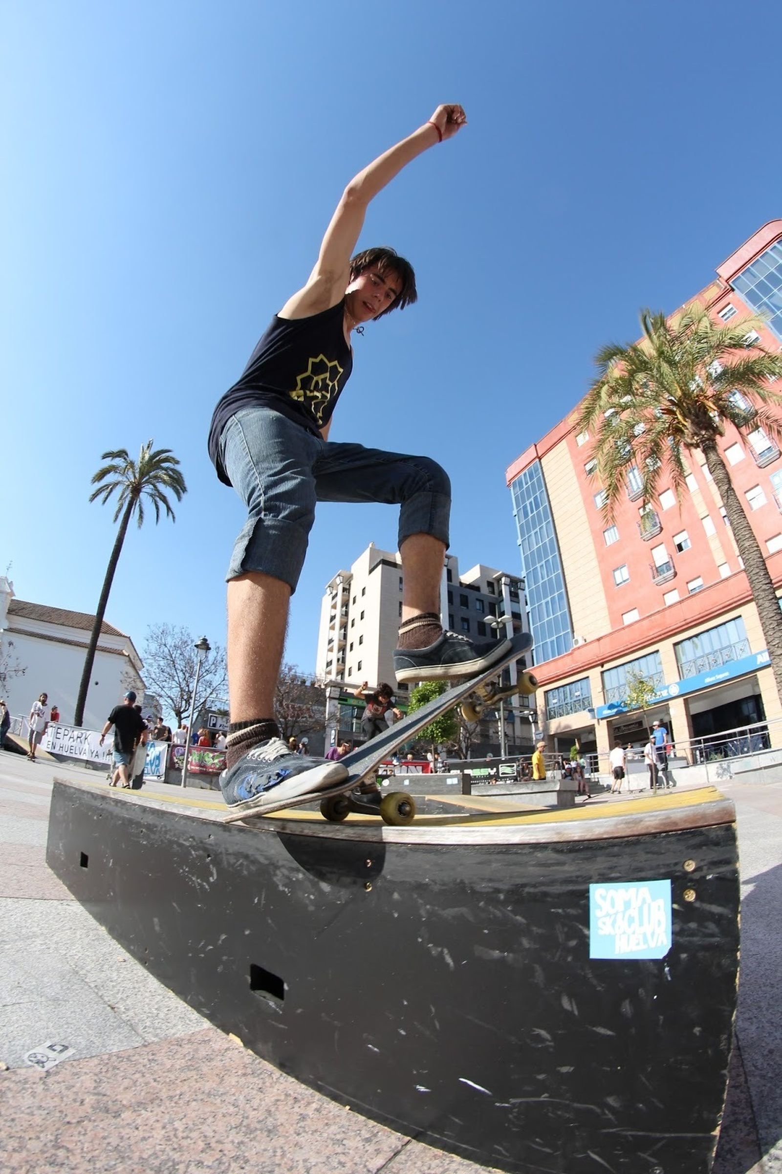 Un 'skater' hace una pirueta en la plaza de La Soledad.