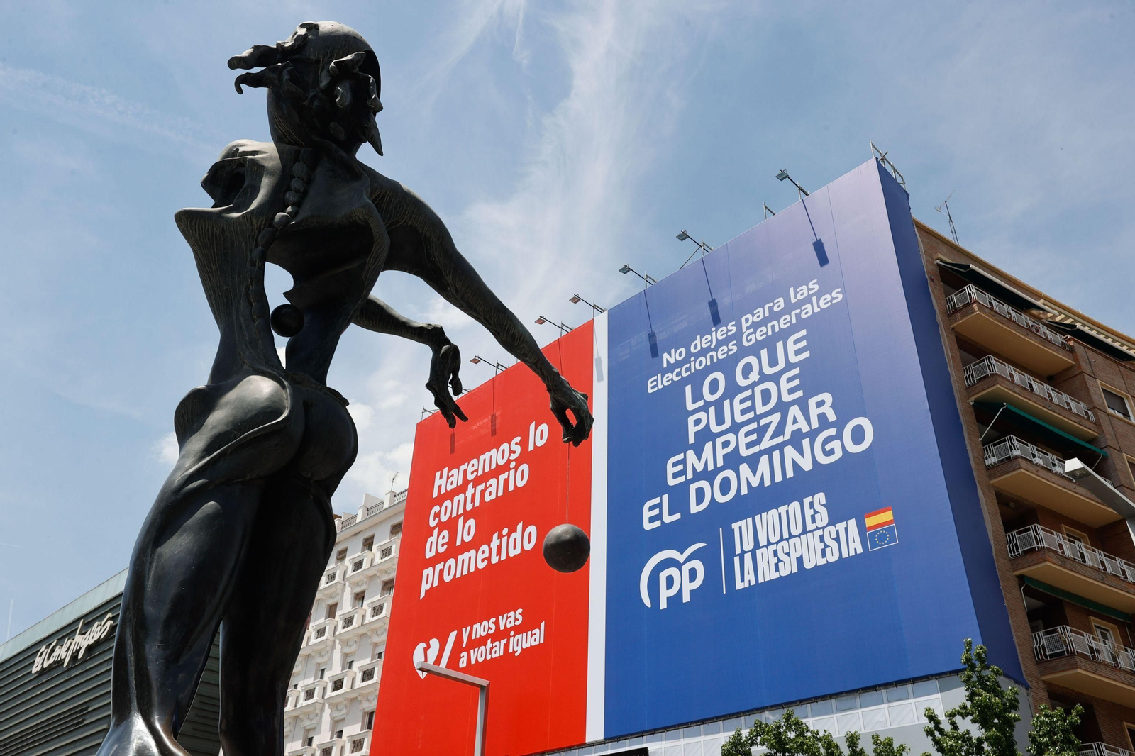 Lona desplegada por el PP en Madrid con un lema en rojo vinculado al PSOE y otro en azul relacionado con los populares.