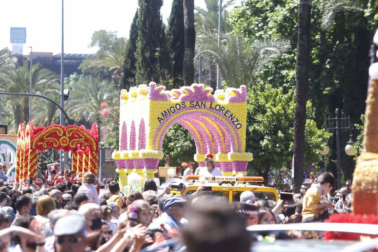 Carrozas en el desfile de la Batalla de las Flores.