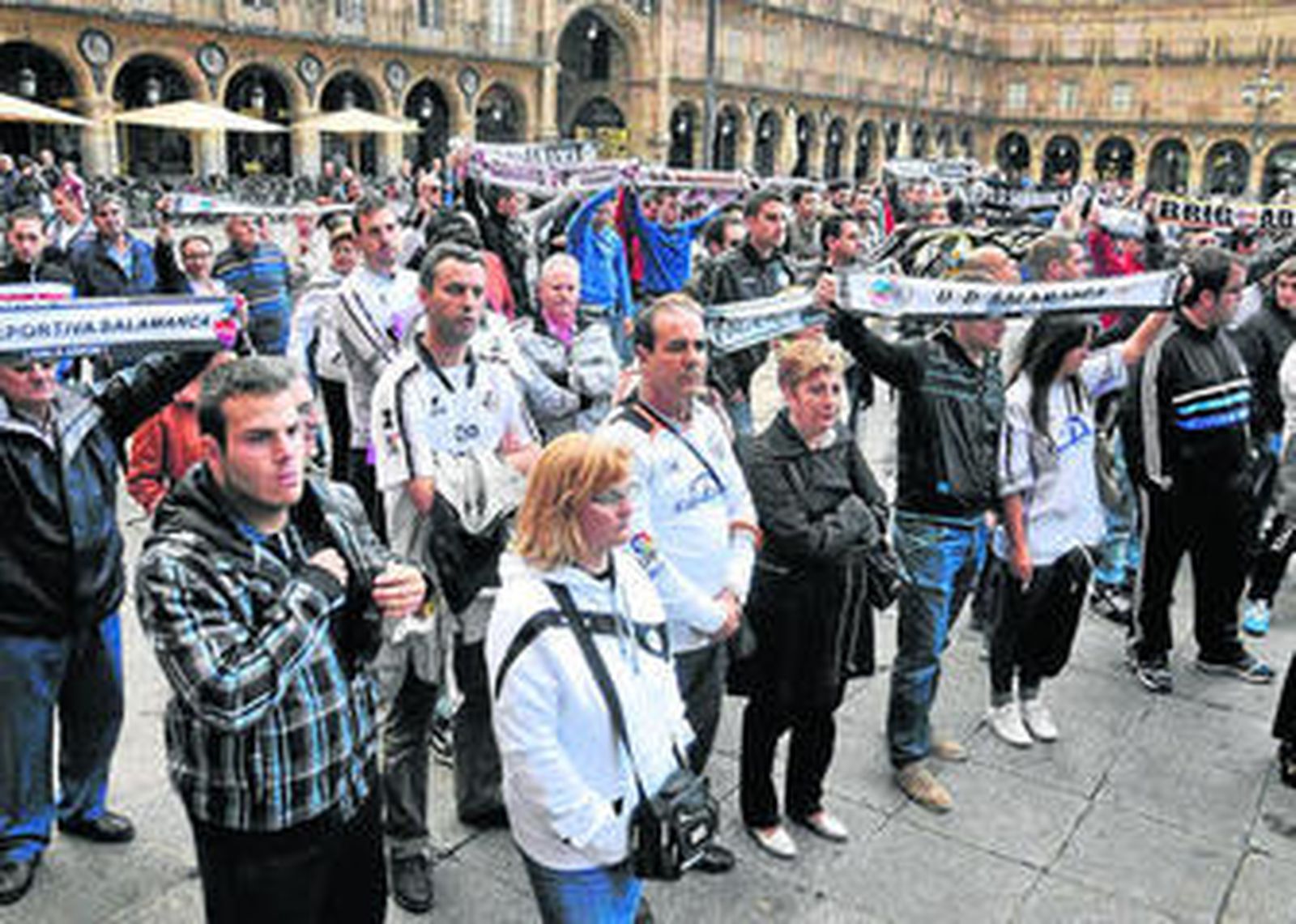 Cientos de aficionados del Salamanca se congregaron en la Plaza Mayor.