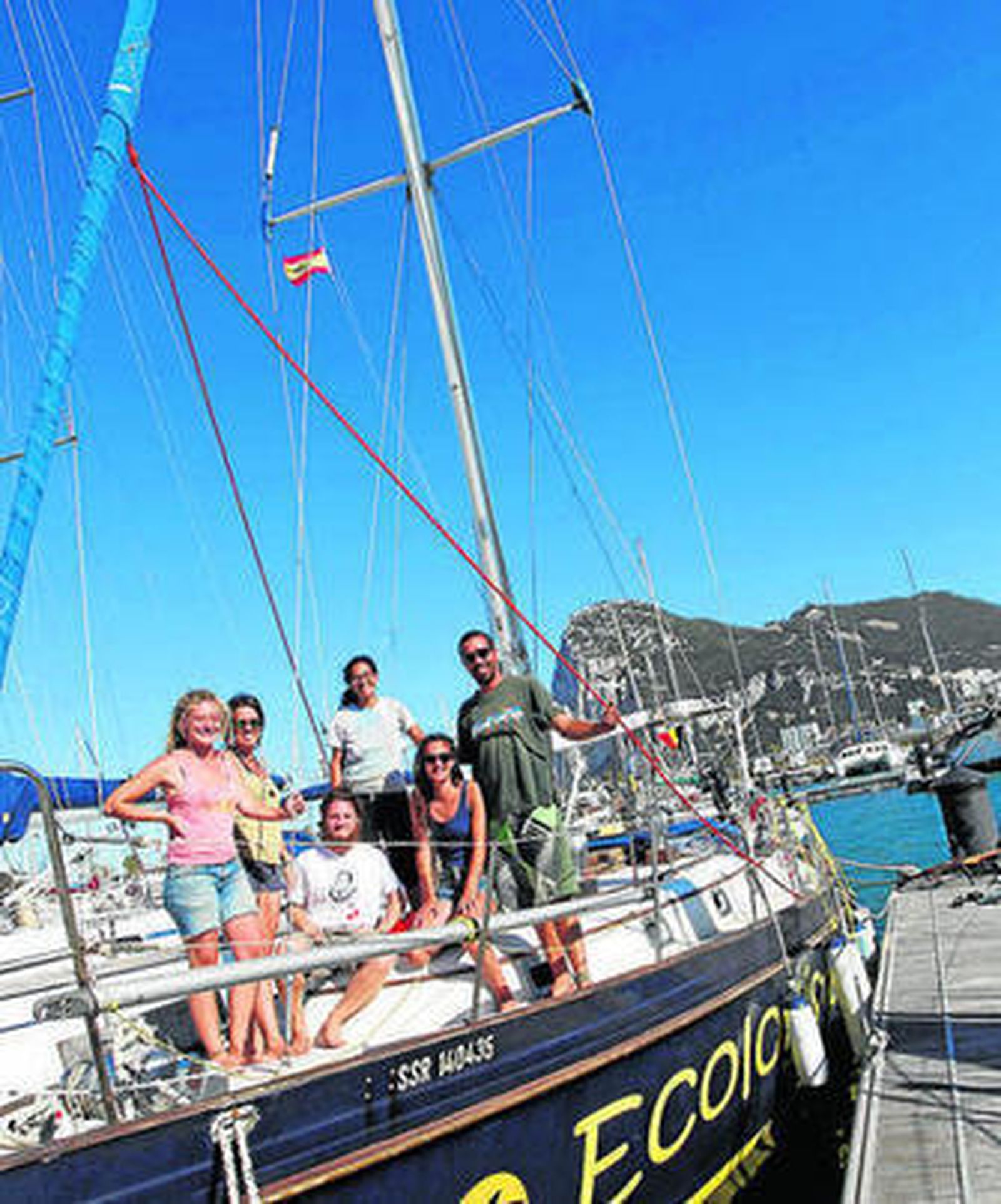 Tripulantes del 'Diosa Maat', ayer en el puerto Alcaidesa Marina.