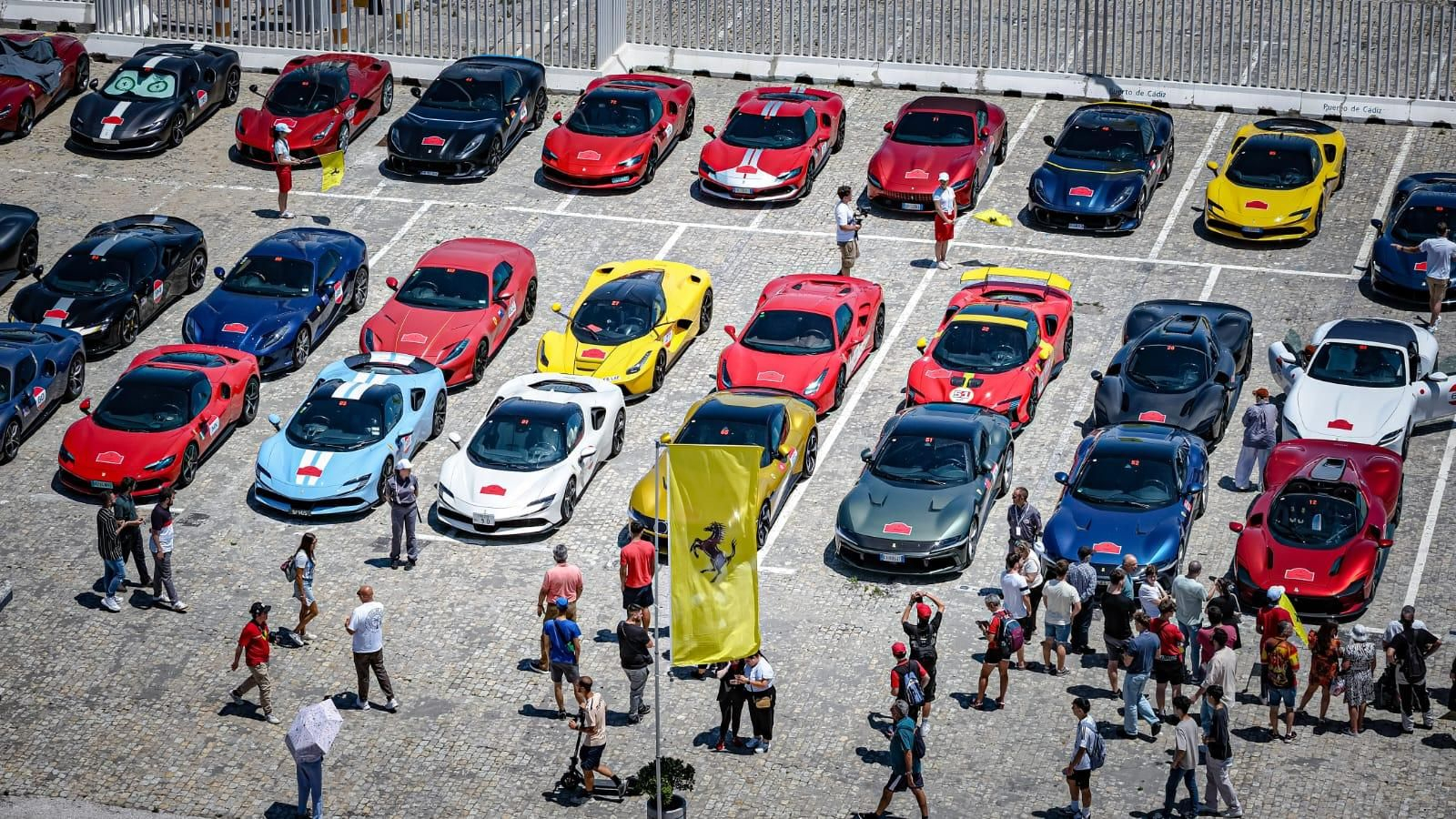 Una imagen parcial de la concentración de más de un centenar de Ferraris en el Puerto de Cádiz.
