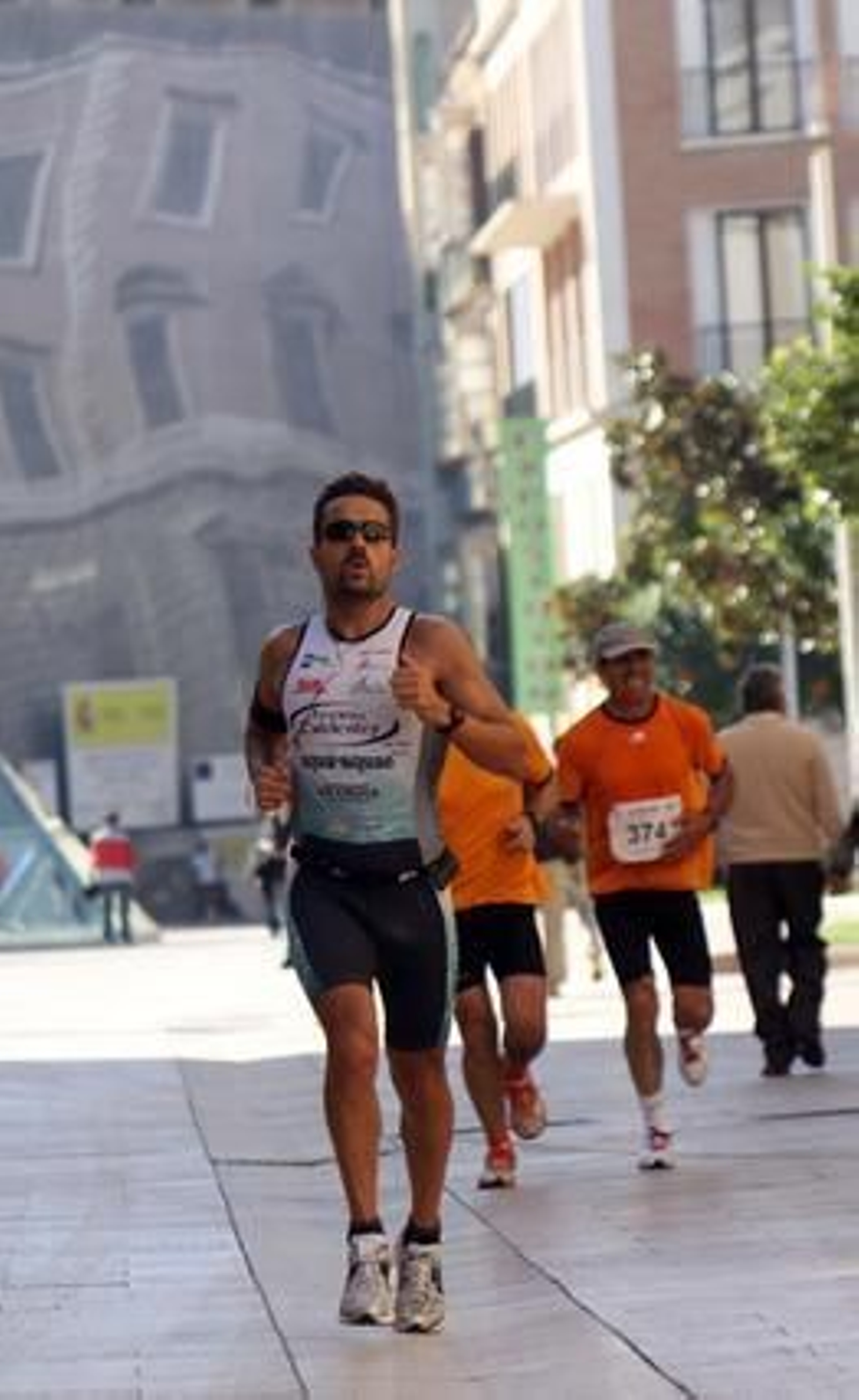 El buen tiempo ha acompañado a los 722 atletas inscritos en la prueba, aunque el fuerte viento de poniente ha dificultado el recorrido de vuelta y ha impedido que se registraran mejores marcas. 

Foto: Migue Fernandez